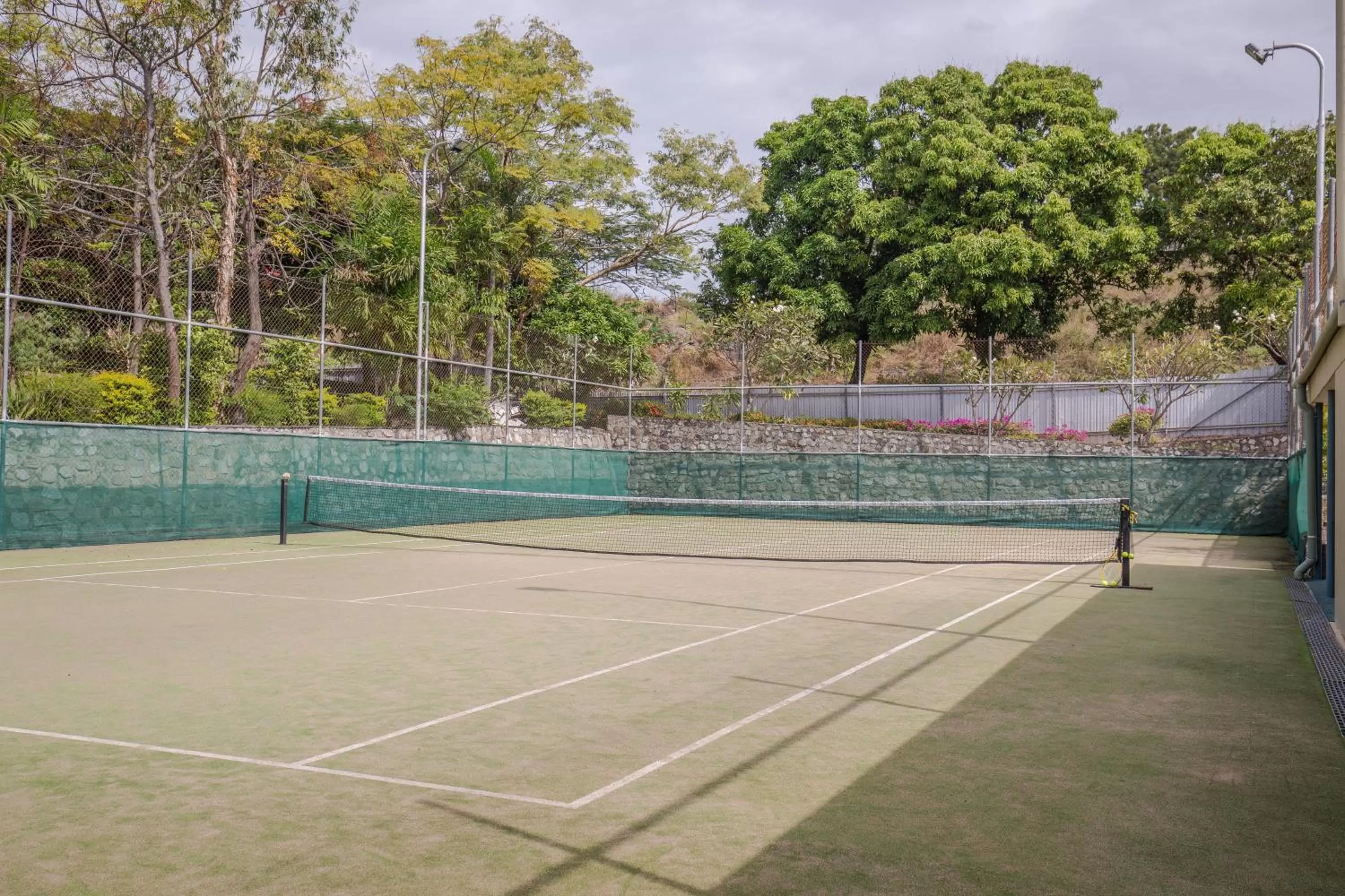 Tennis court in Gateway Hotel