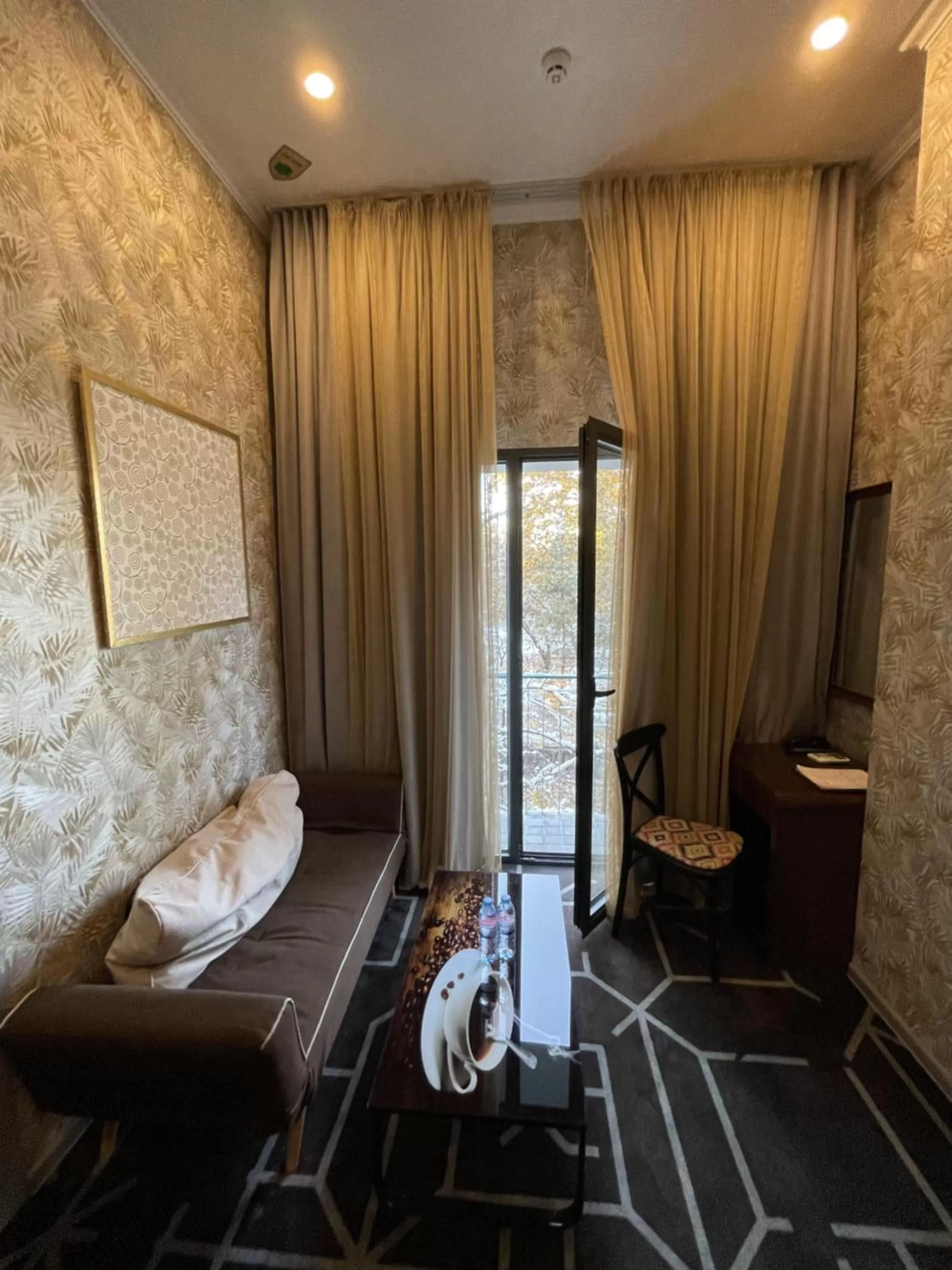 Seating area, Bed in City Centre Hotel