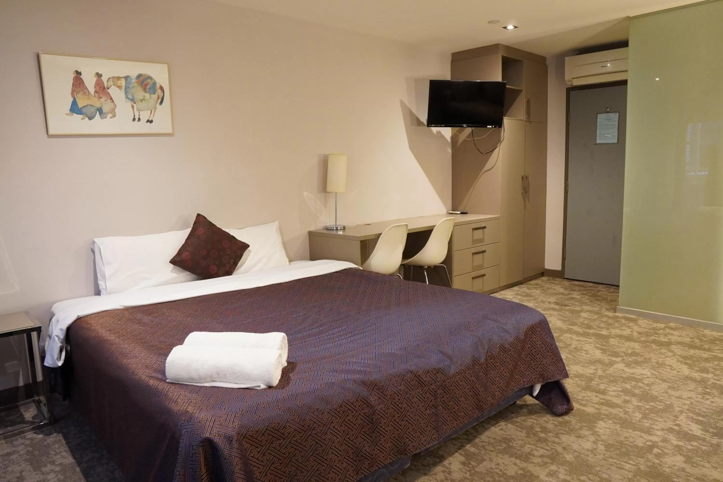 Bed in MVV Motel & Comfy Kew Apartments