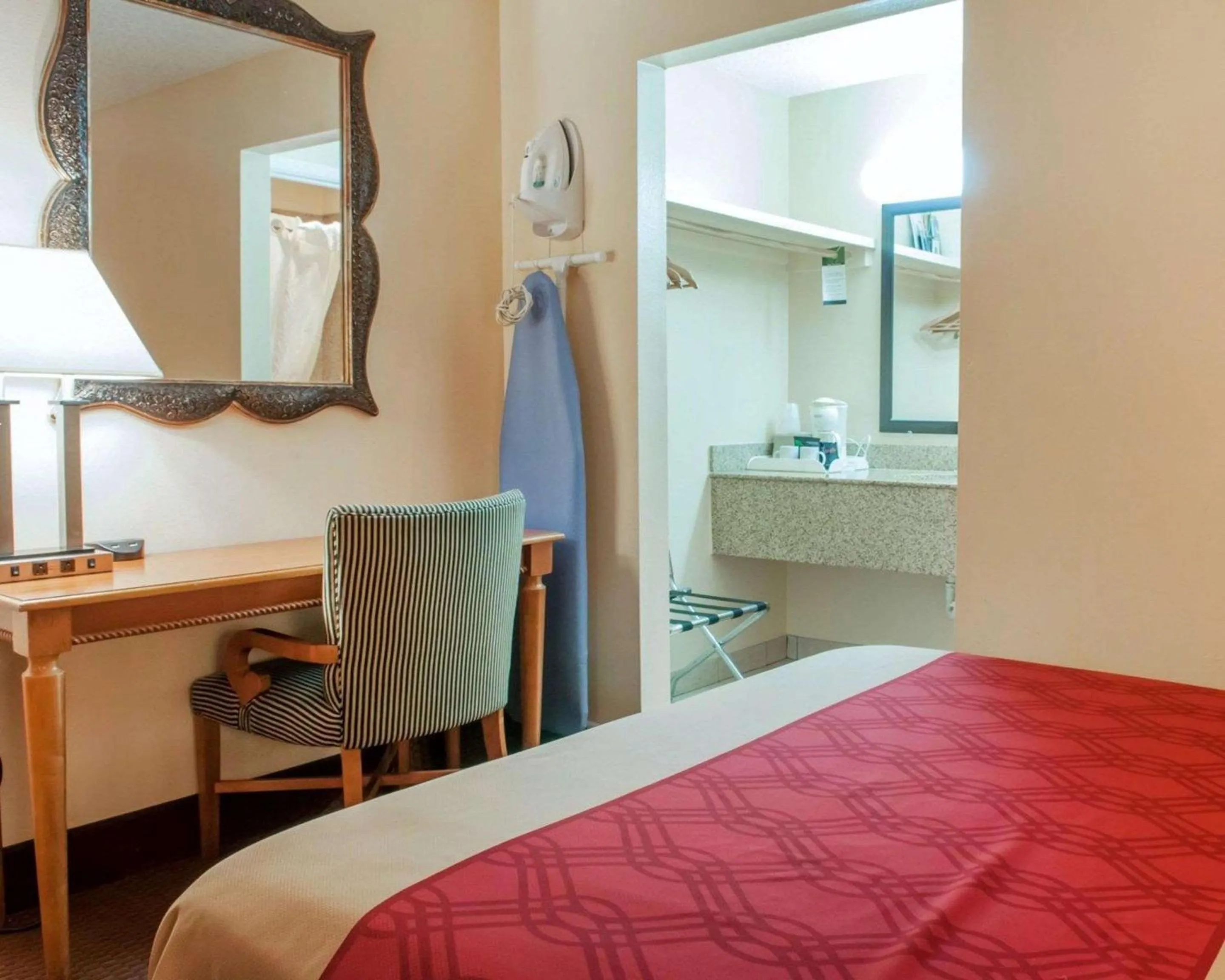 Photo of the whole room in Econo Lodge Hobbs