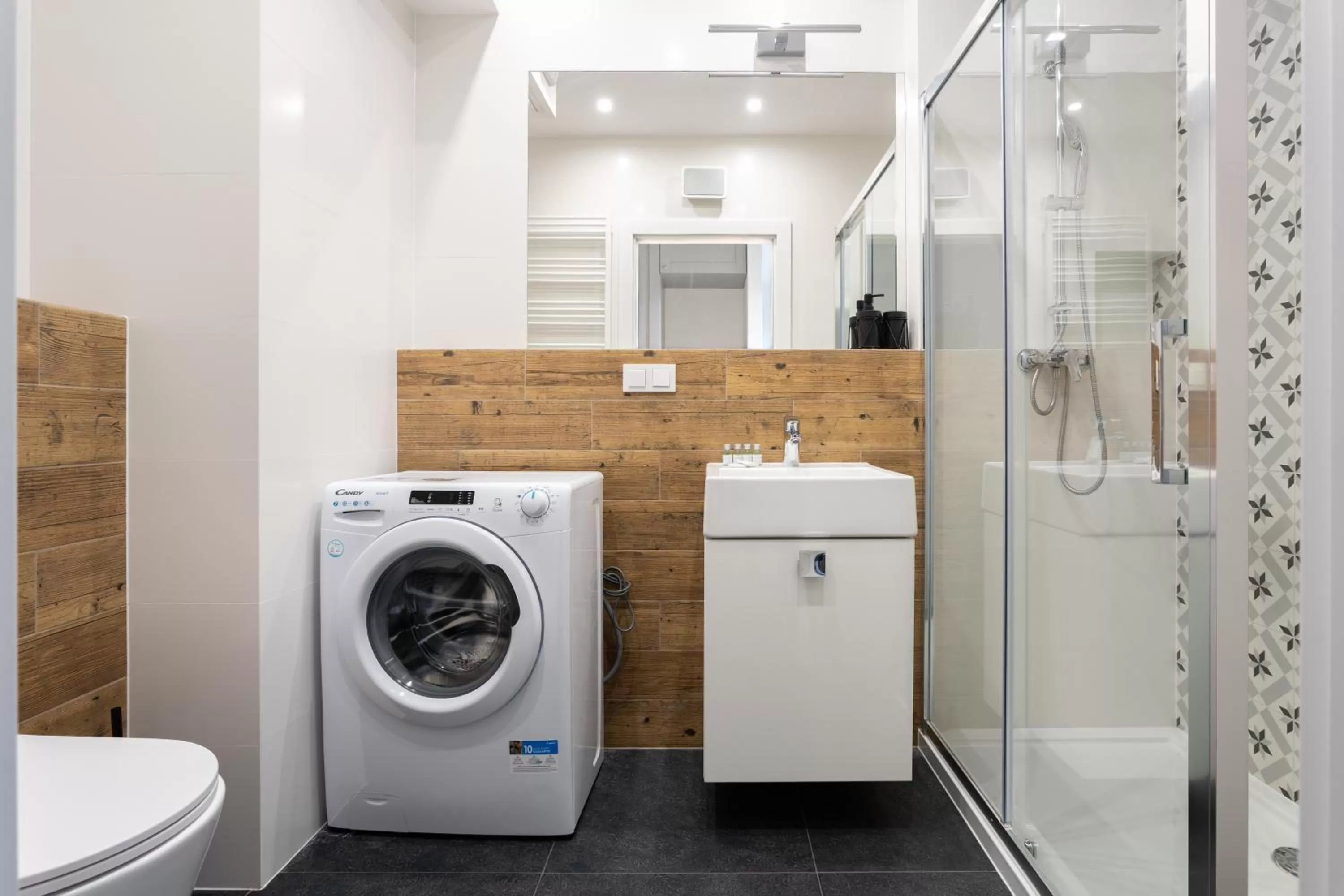 Shower in Symphony Modern Tower Apartamenty