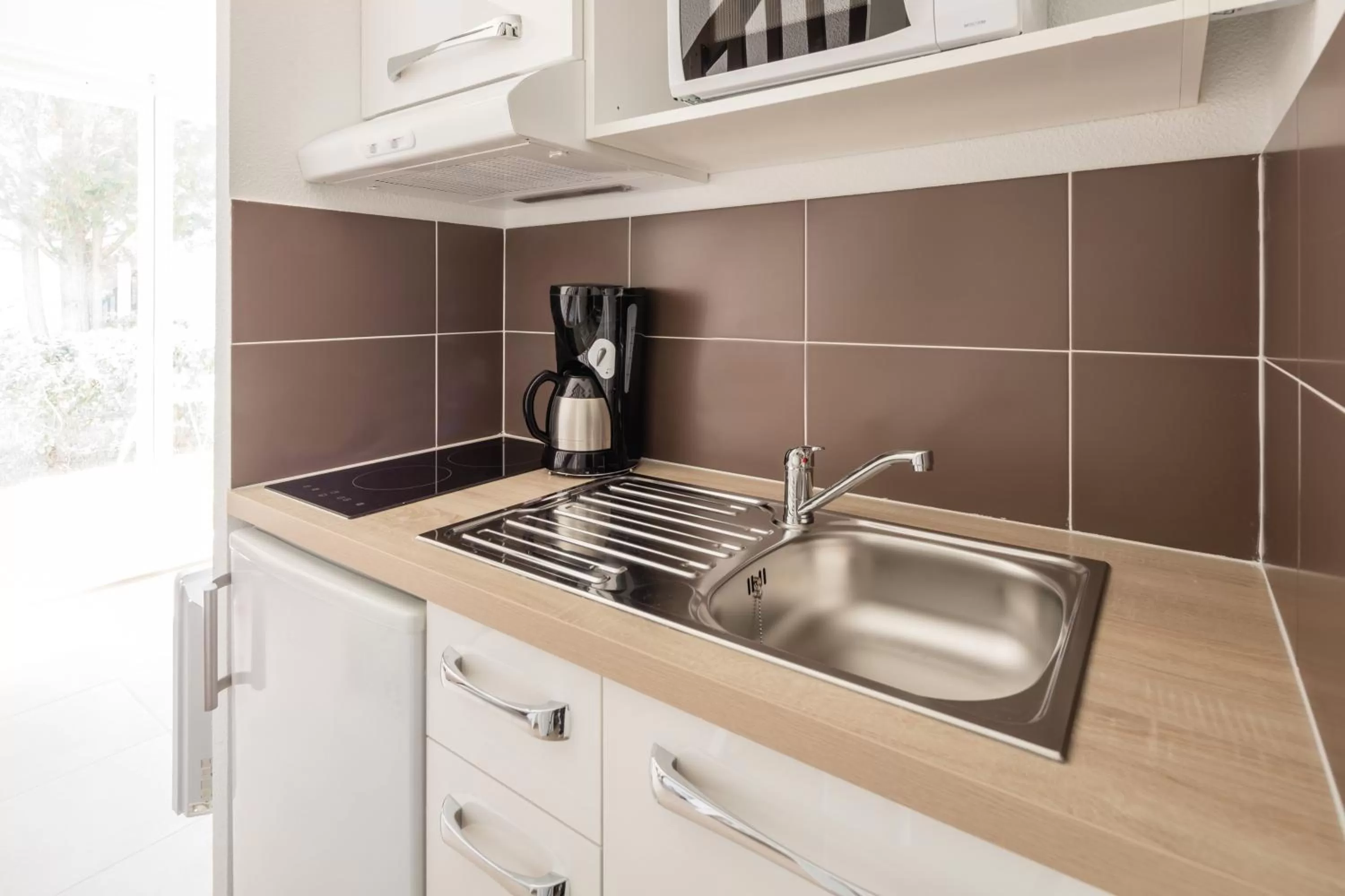 Kitchen or kitchenette in Comfort Aparthotel Mandelieu la Napoule Village