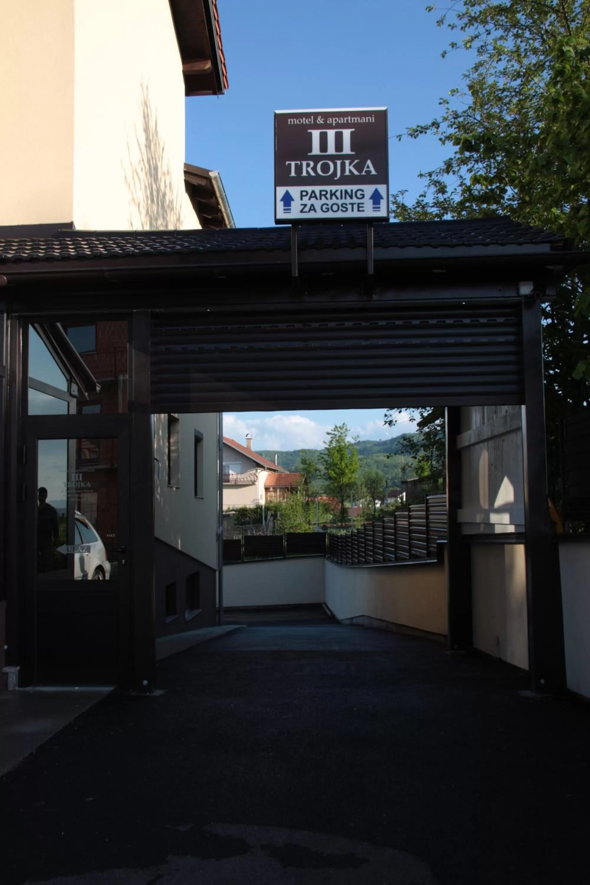 Facade/entrance, Property Building in Apartmani i Bungalovi TROJKA