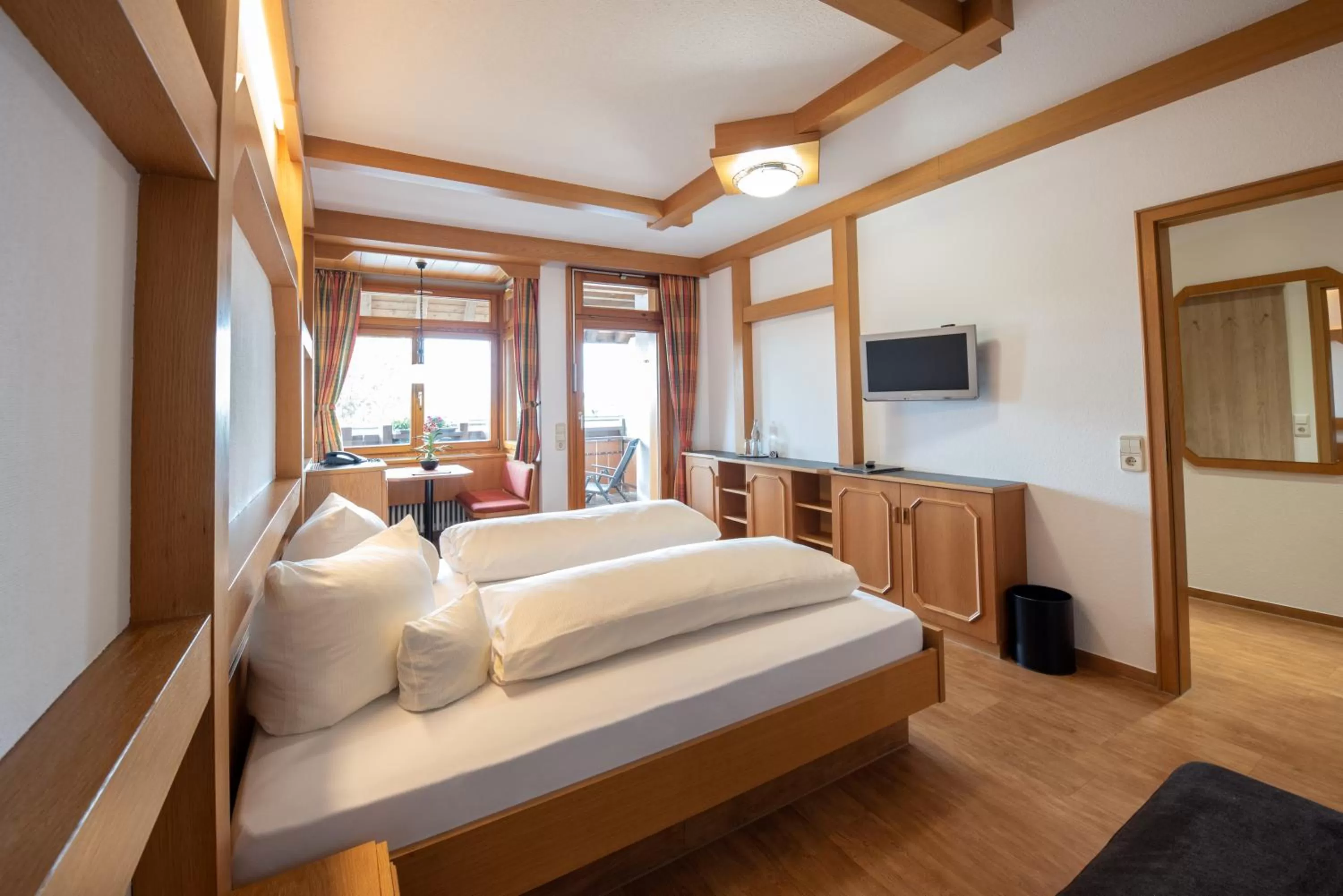 Living room, Bed in Wellnesshotel Sonnenhof & Sonnhalde