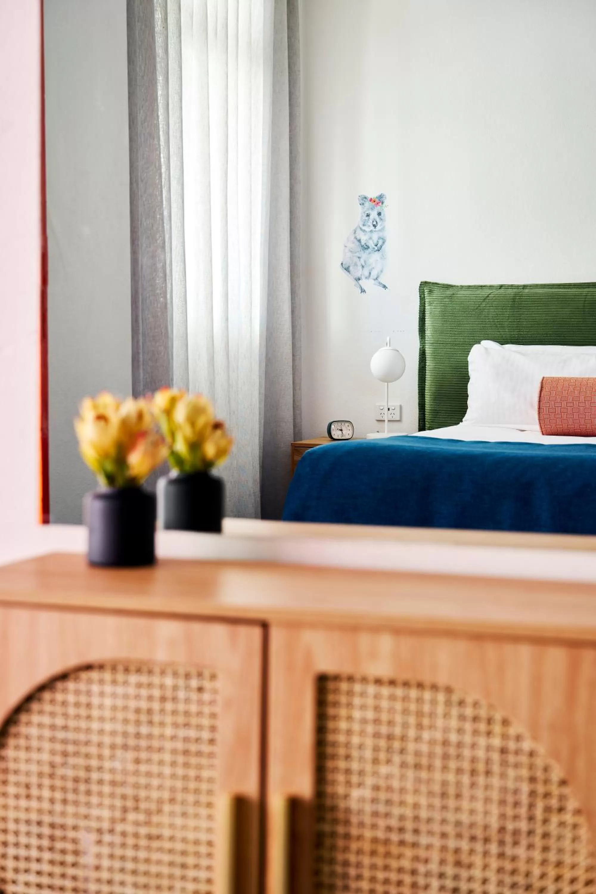 Bedroom, Bed in Baileys Parkside Motel by VetroBlu