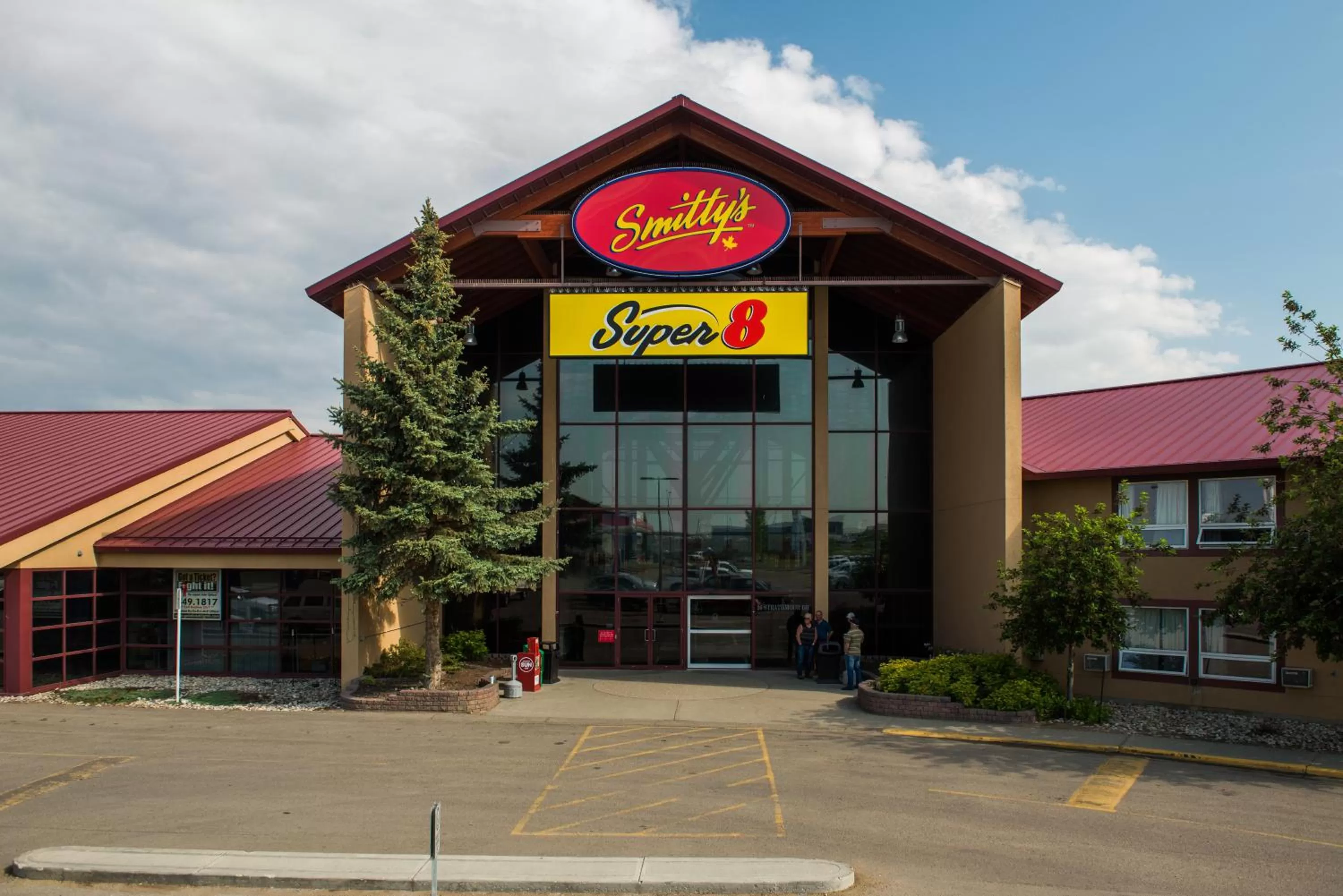 Facade/entrance in Super 8 by Wyndham Sherwood Park/Edmonton Area
