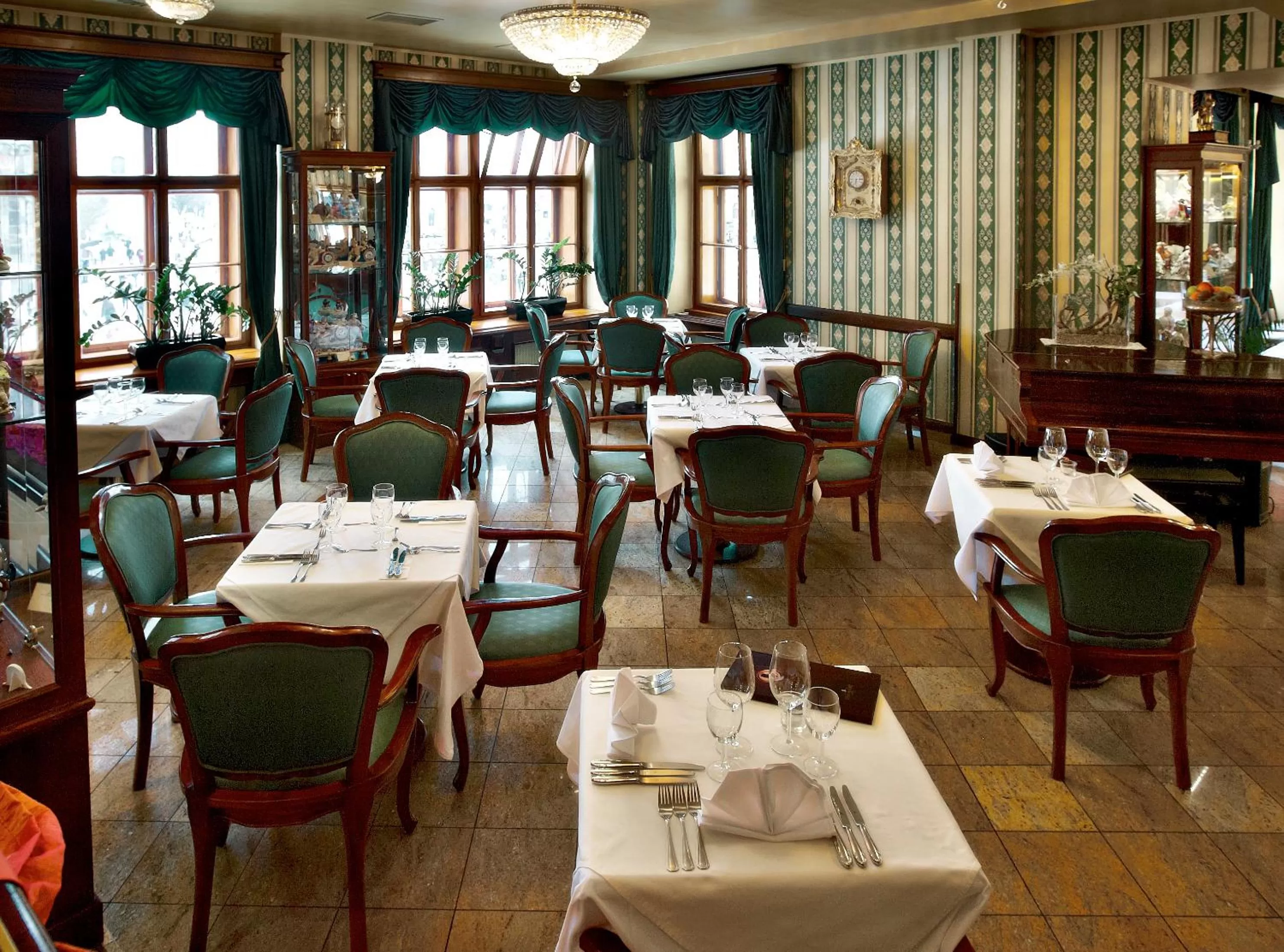 Restaurant/places to eat in Grand Hotel Praha