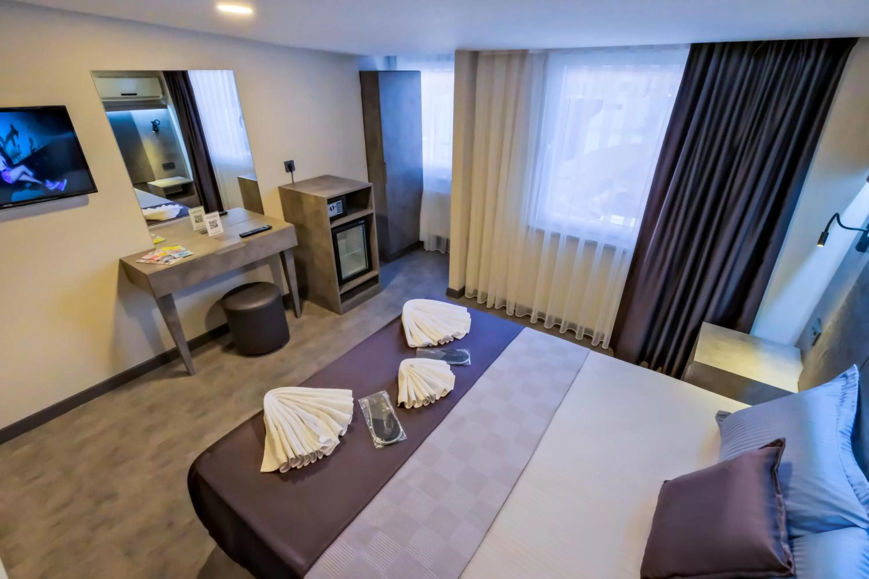 Photo of the whole room, Bed in The Queen Hotel