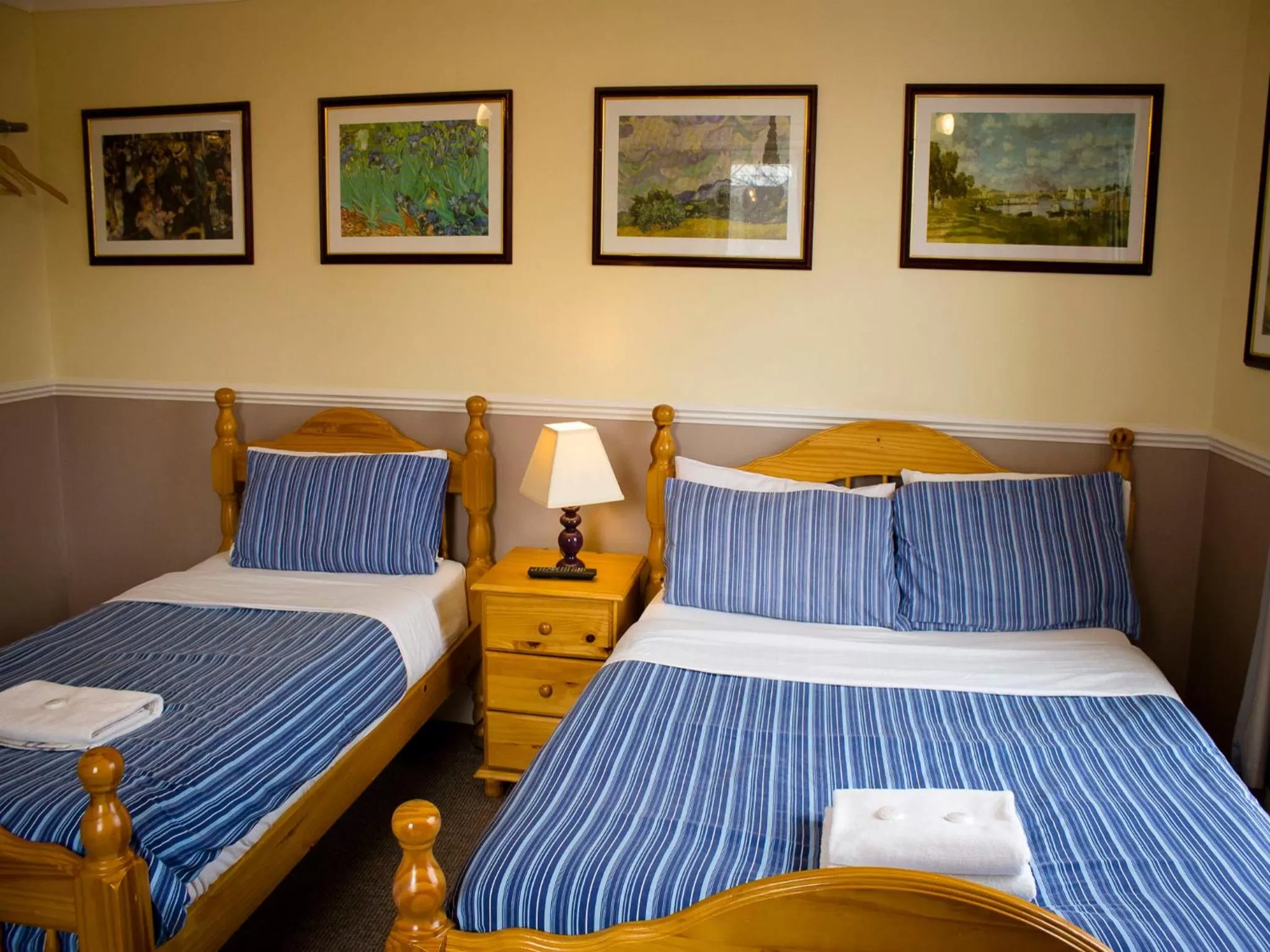 Photo of the whole room, Bed in Cricklewood Lodge Hotel