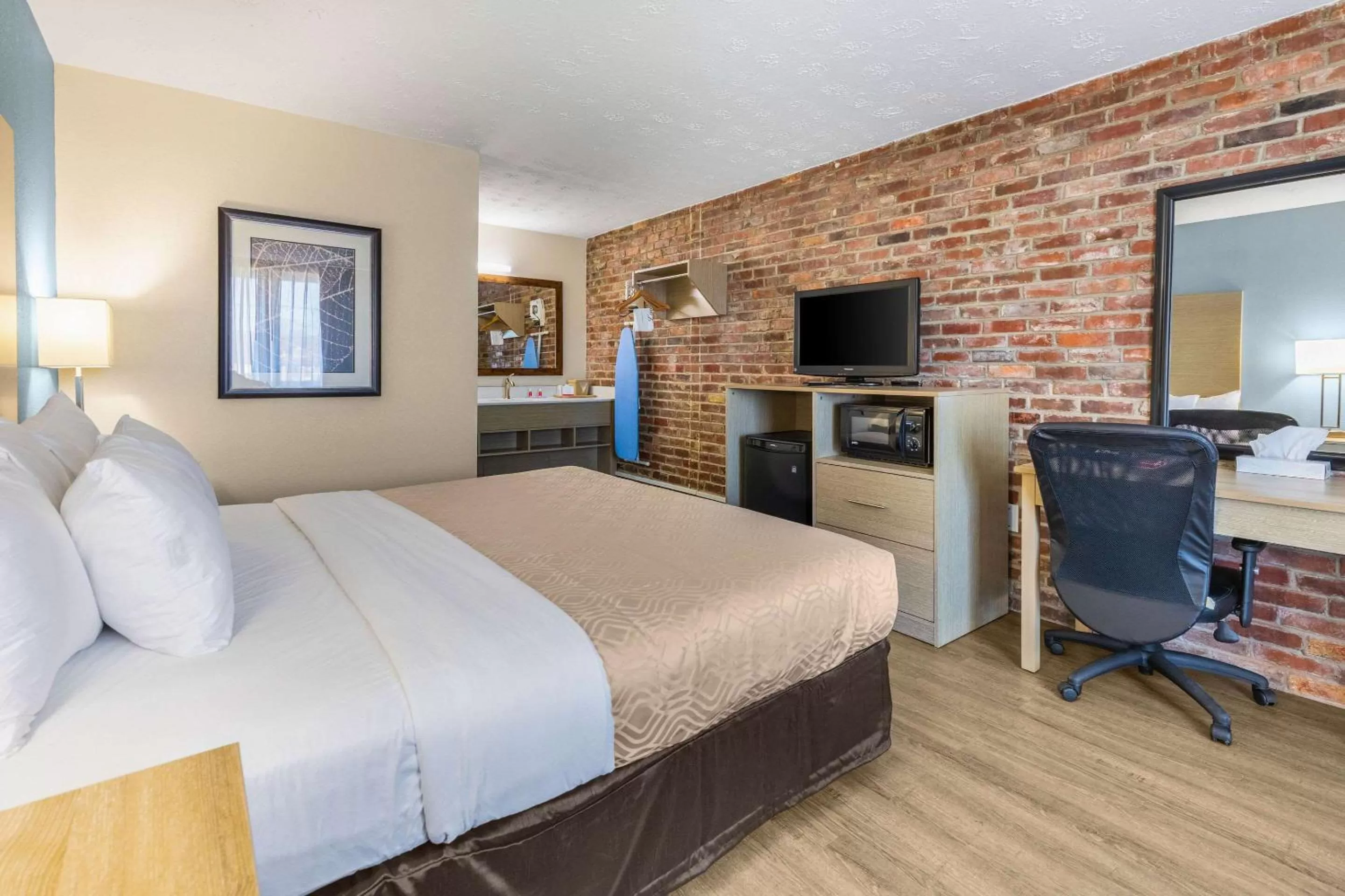 Photo of the whole room, Bed in Econo Lodge Middlesboro