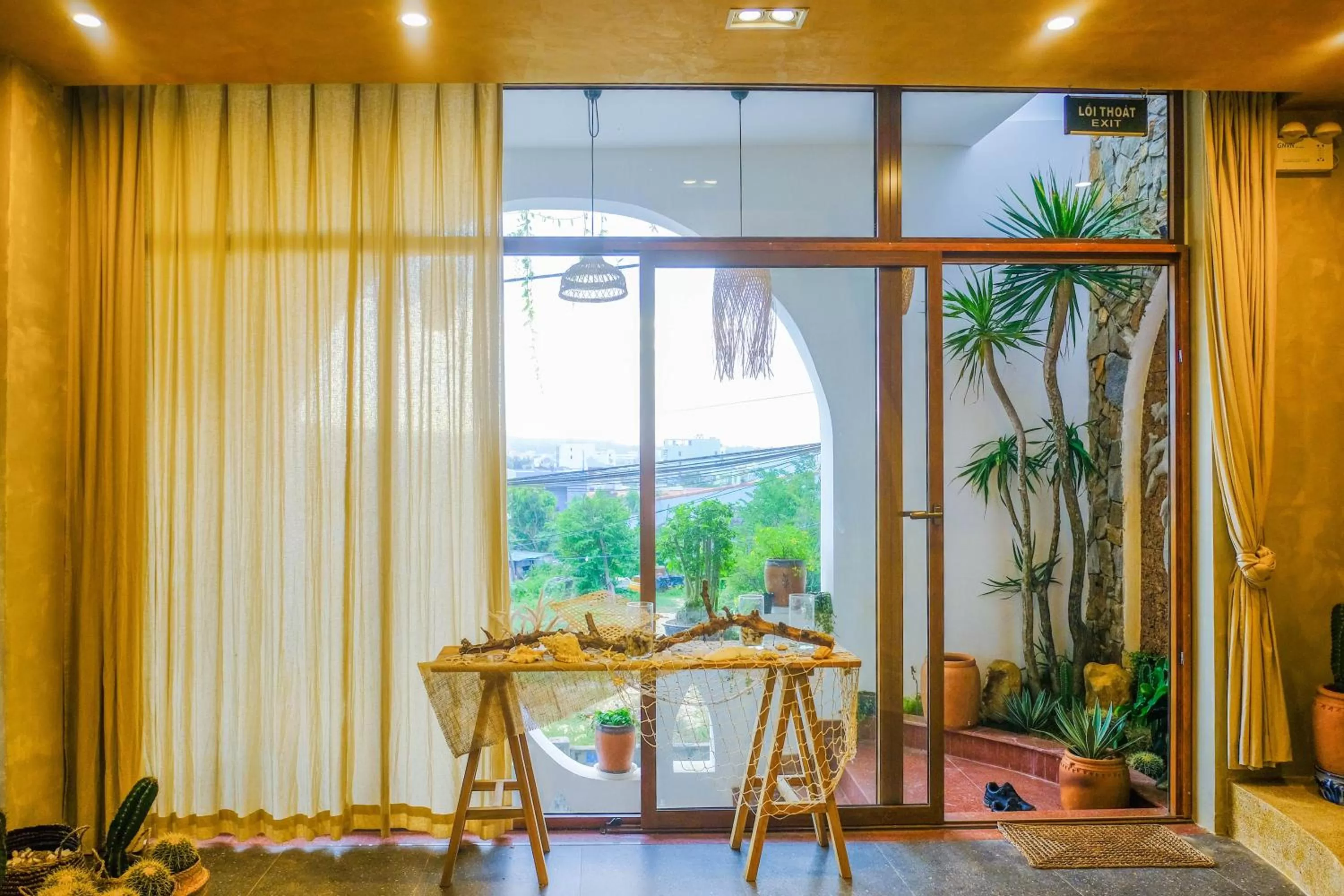 Communal lounge/ TV room in Eo Gió Có Homestay