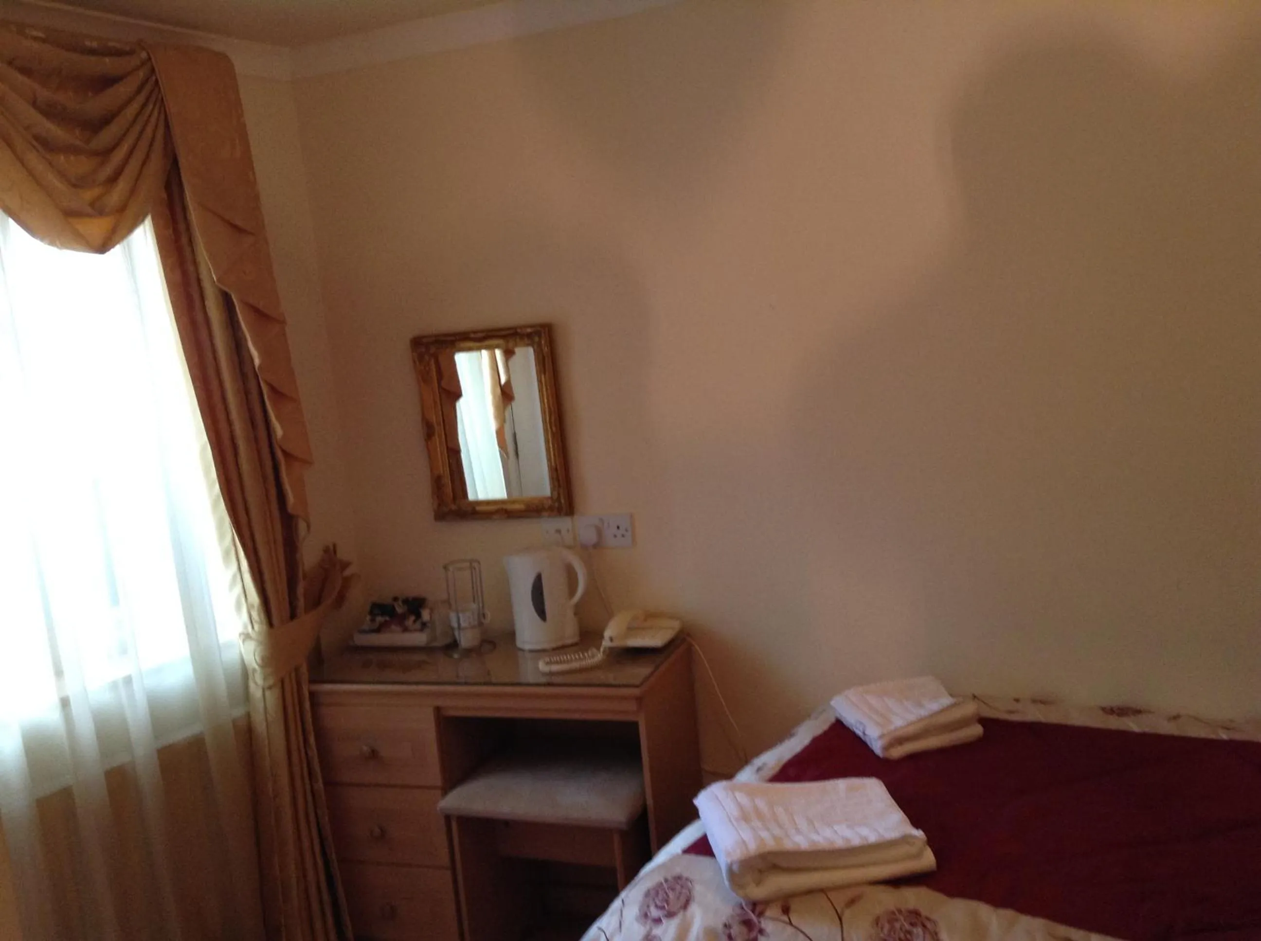 Coffee/tea facilities, Bed in Acorn Guest House