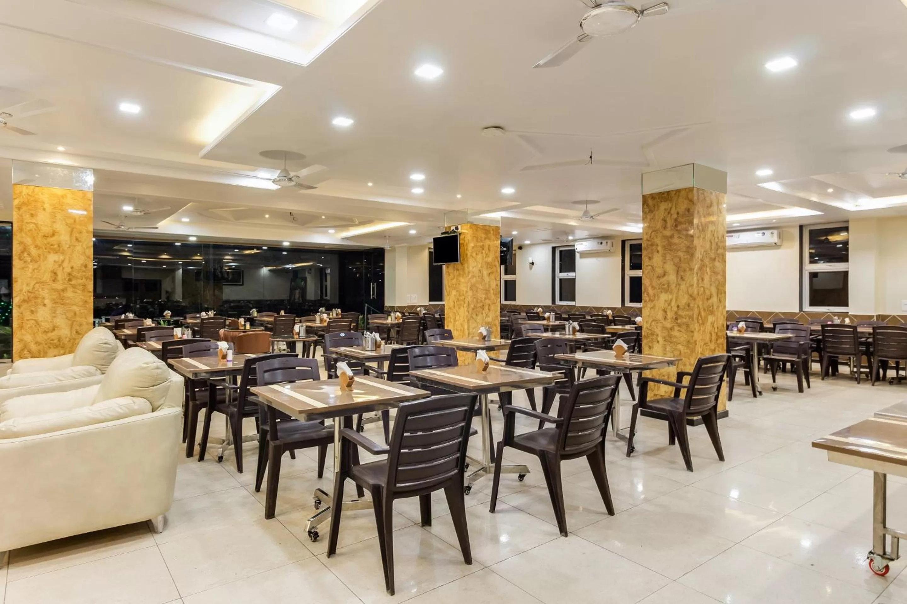Restaurant/places to eat in Hotel Om Inn - Talegaon Dabhade