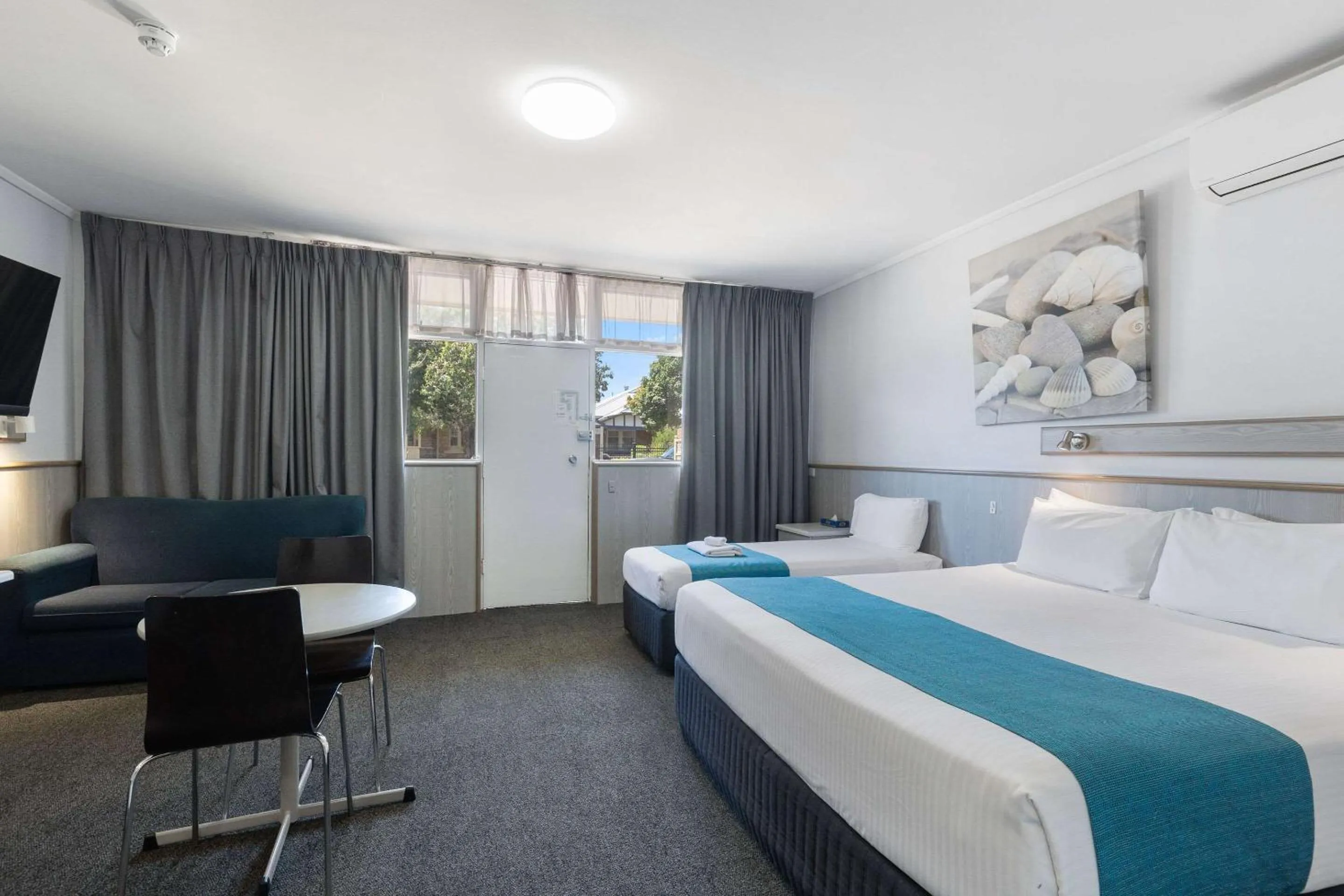 Bedroom, Bed in Comfort Inn Glenelg