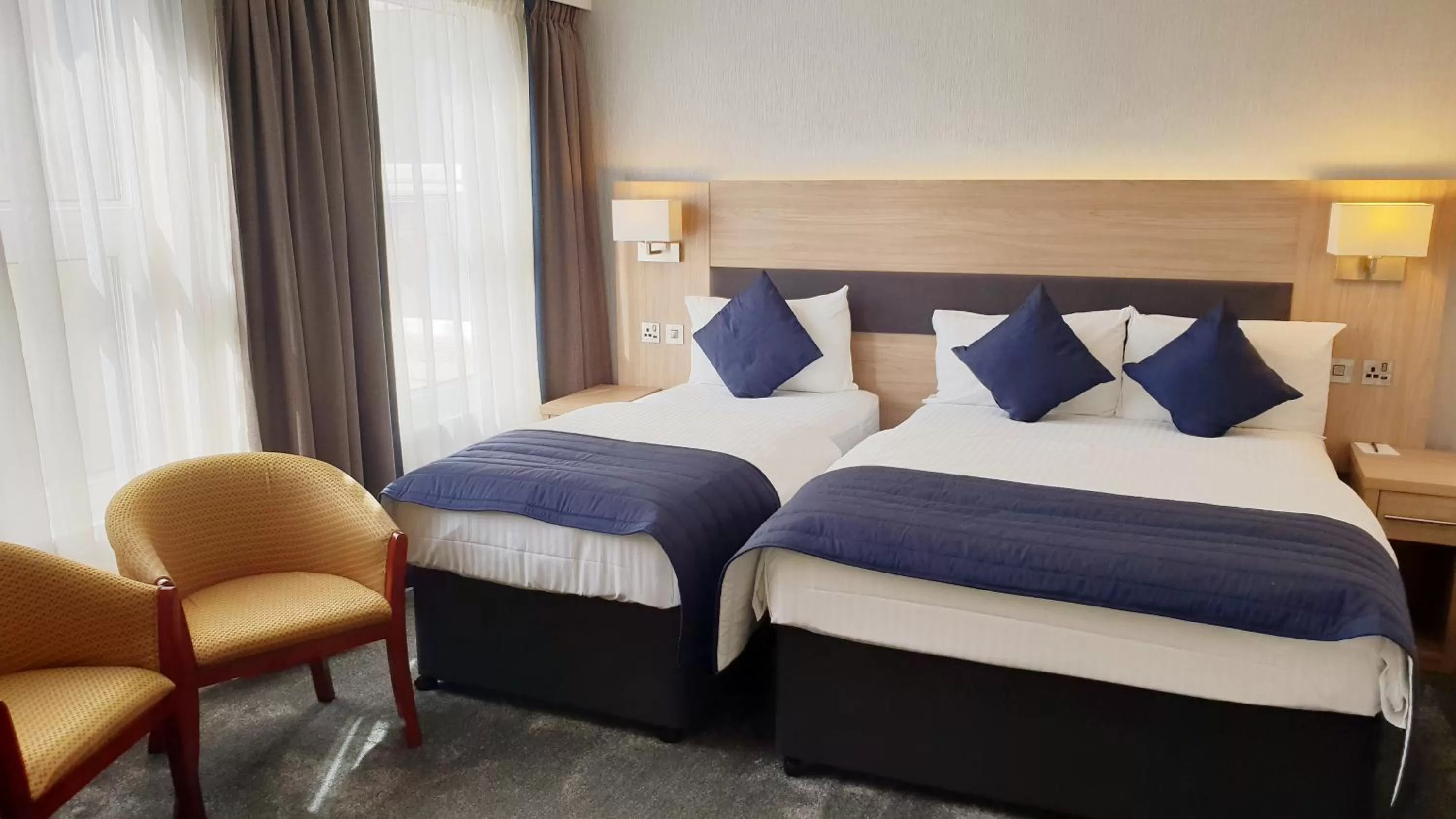 Photo of the whole room, Bed in The Empress Hotel