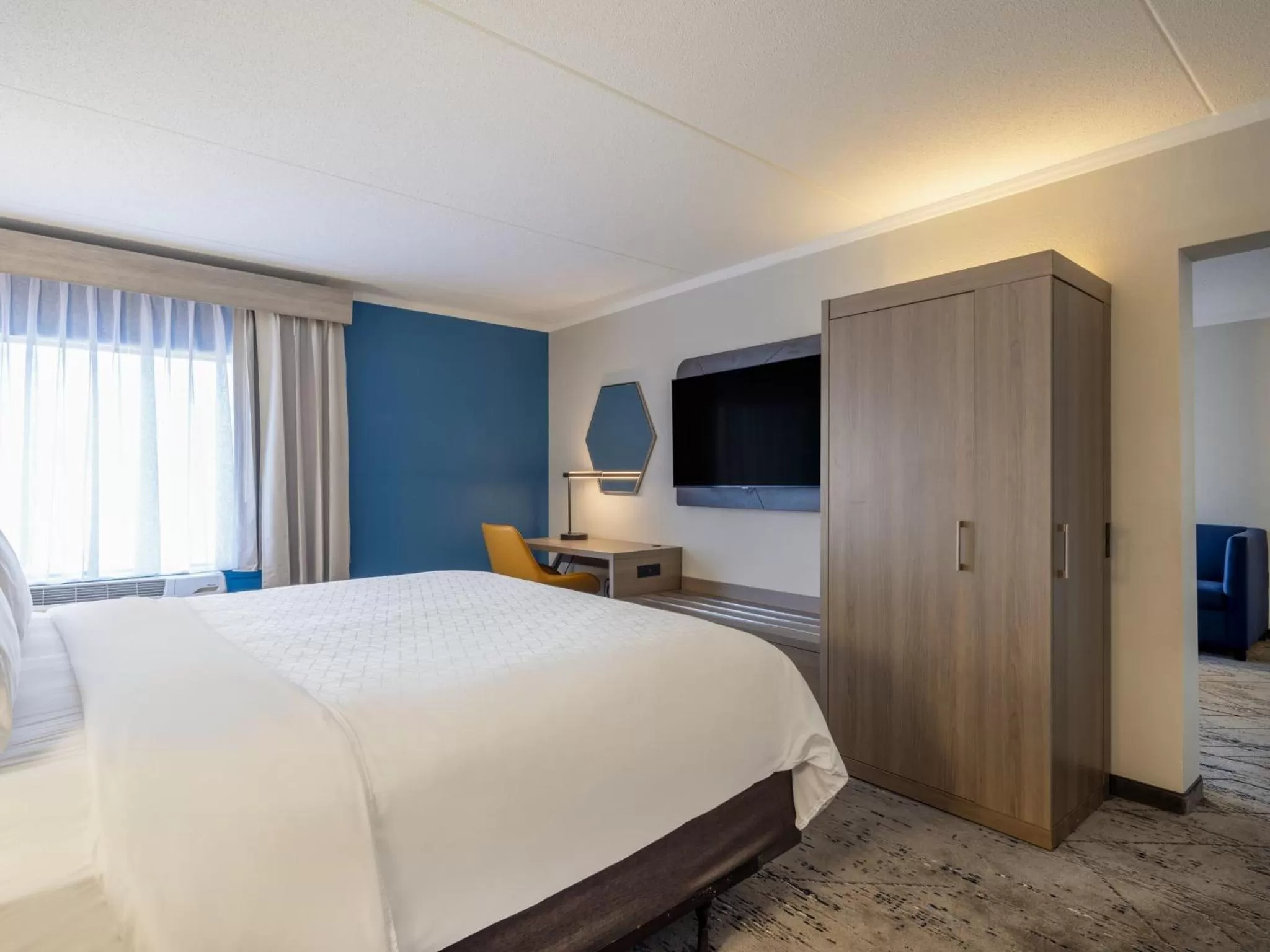 Bedroom, Bed in Holiday Inn Express & Suites Greensboro - I-40 atWendover by IHG