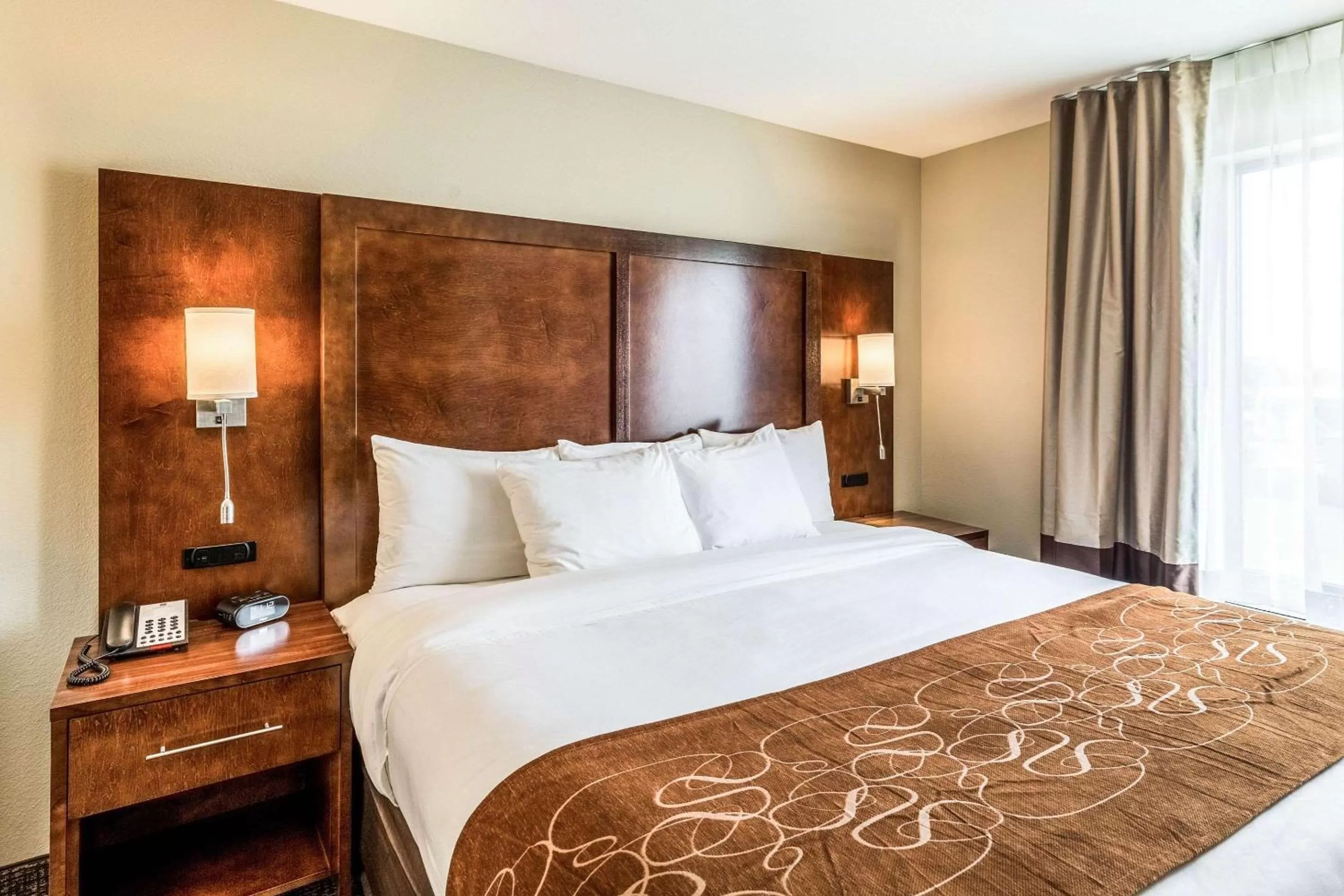 Photo of the whole room, Bed in Comfort Suites