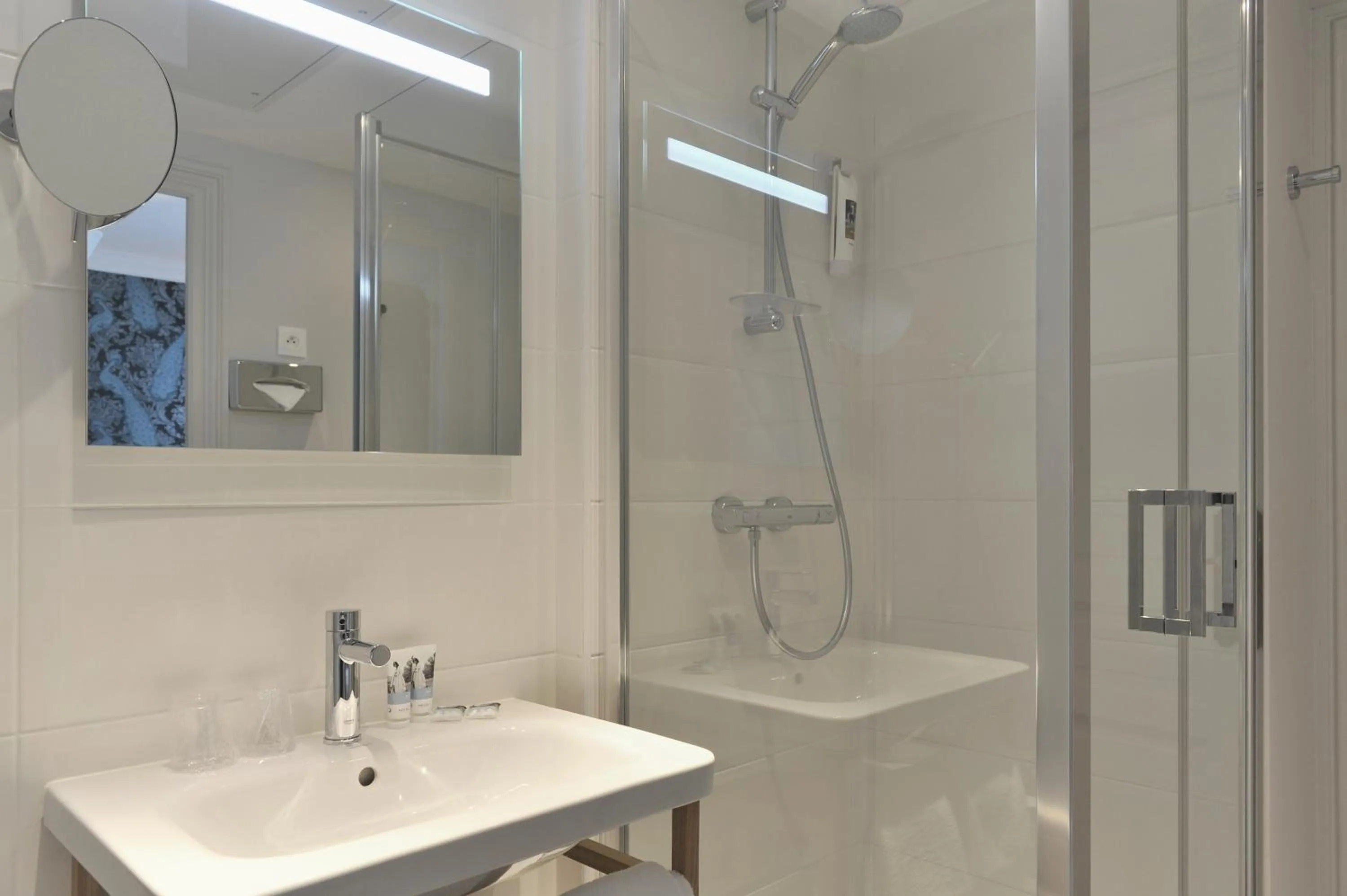 Shower in Mercure Paris Saint Cloud Hippodrome