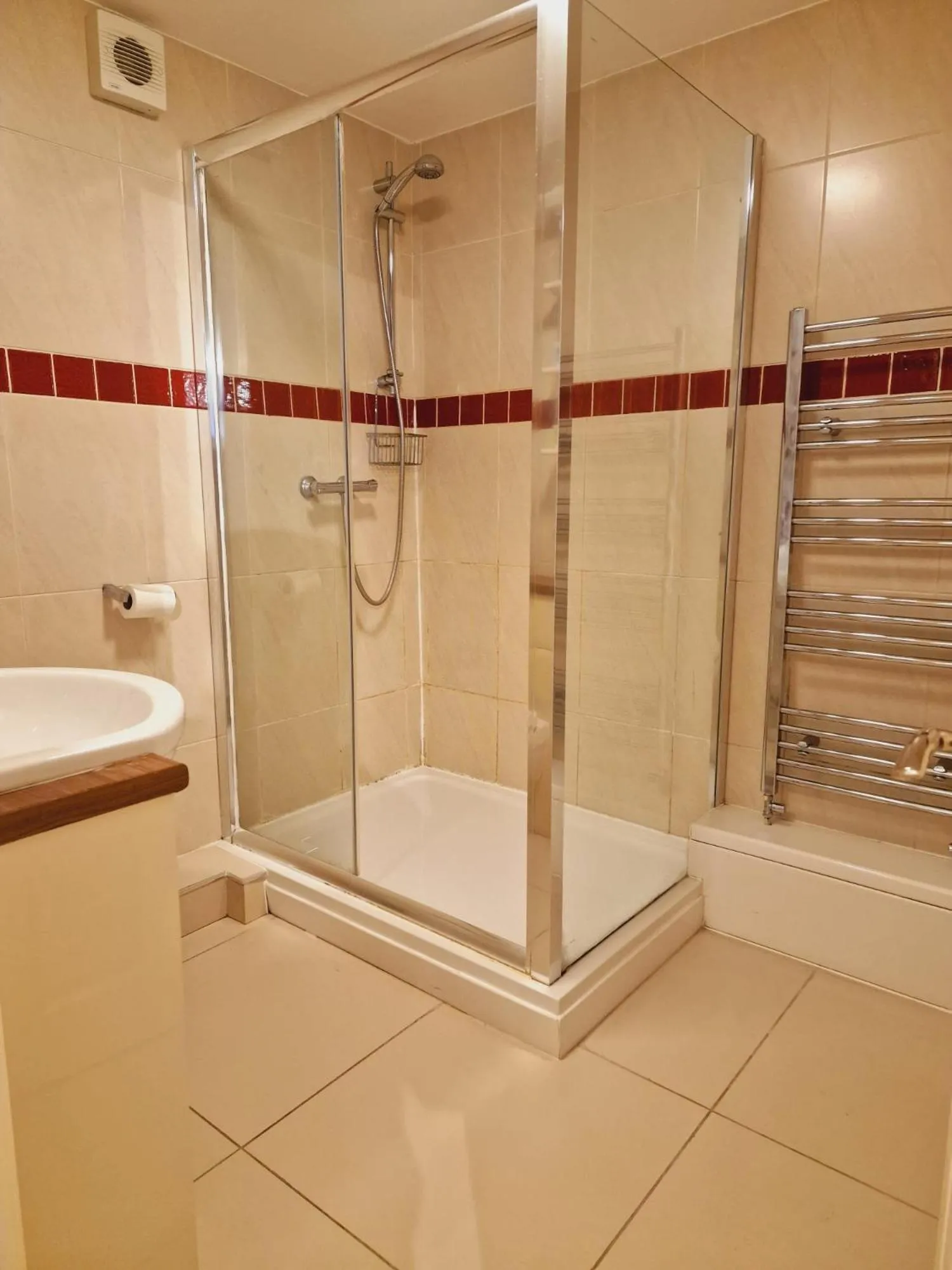 Shower in Wentworth House - Free Parking