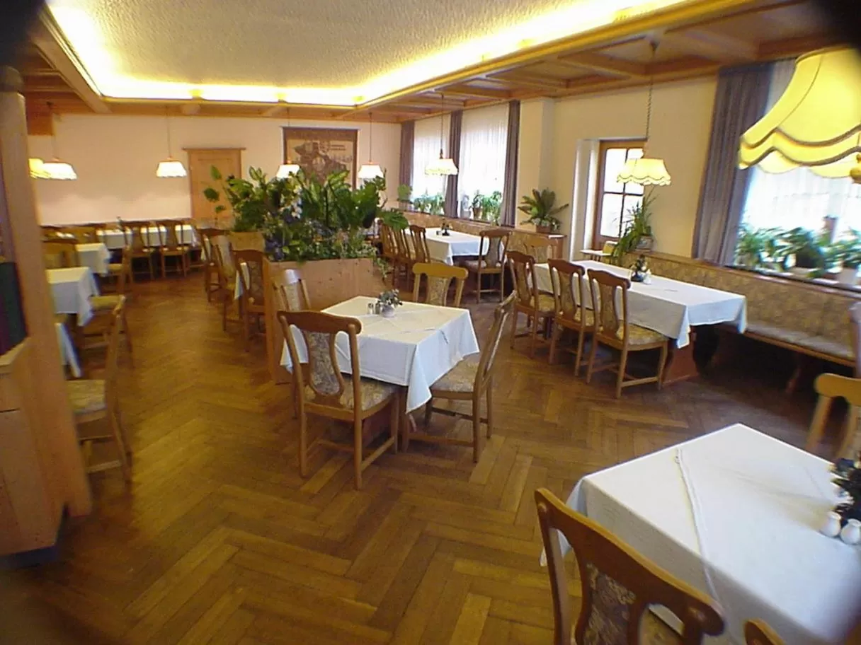 Restaurant/Places to Eat in Zum Roten Hirsch im Grünen Wald