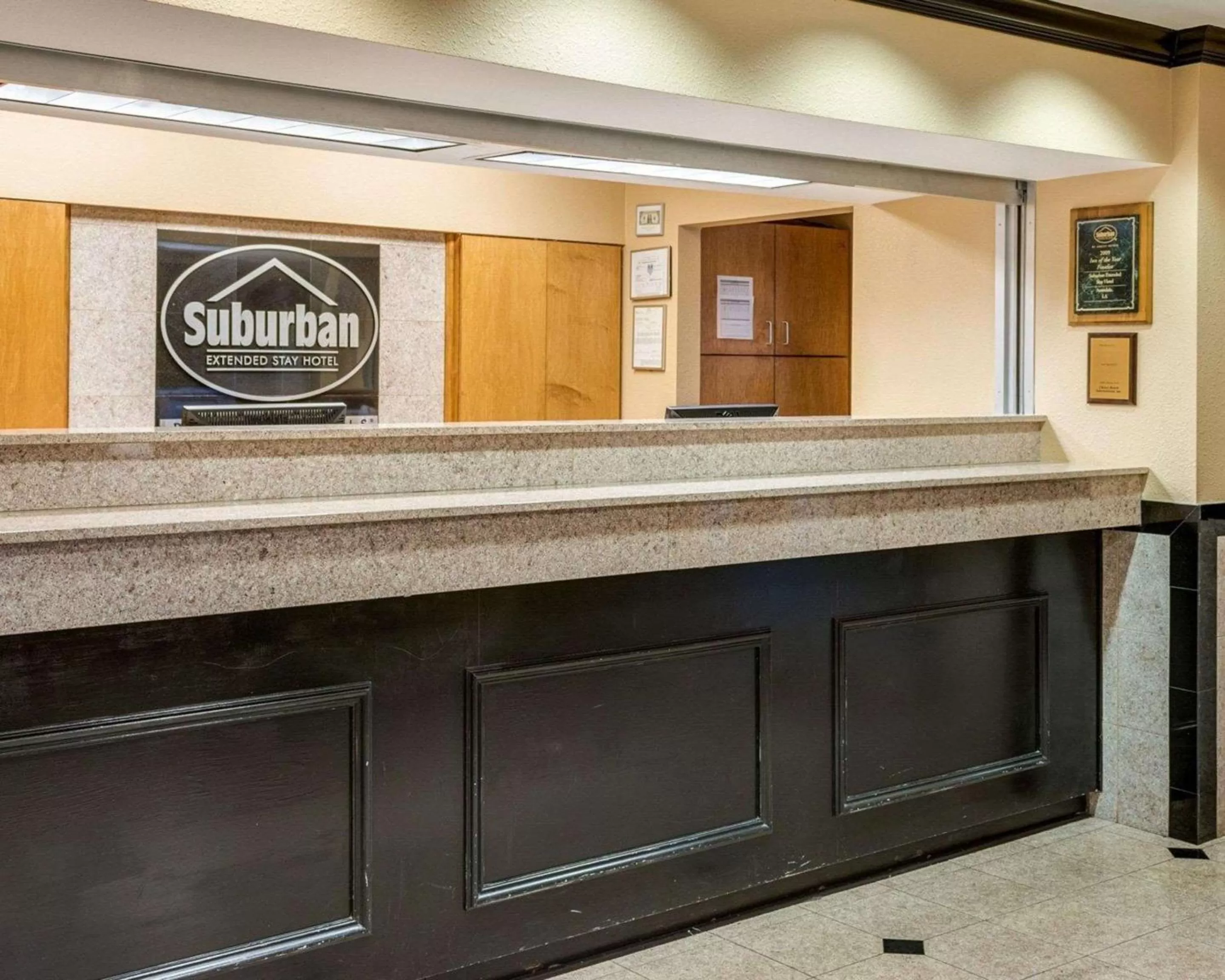 Lobby or reception in Suburban Studios Avondale
