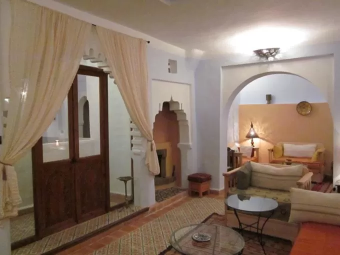 Communal lounge/ TV room in Hôtel Ras El Maa