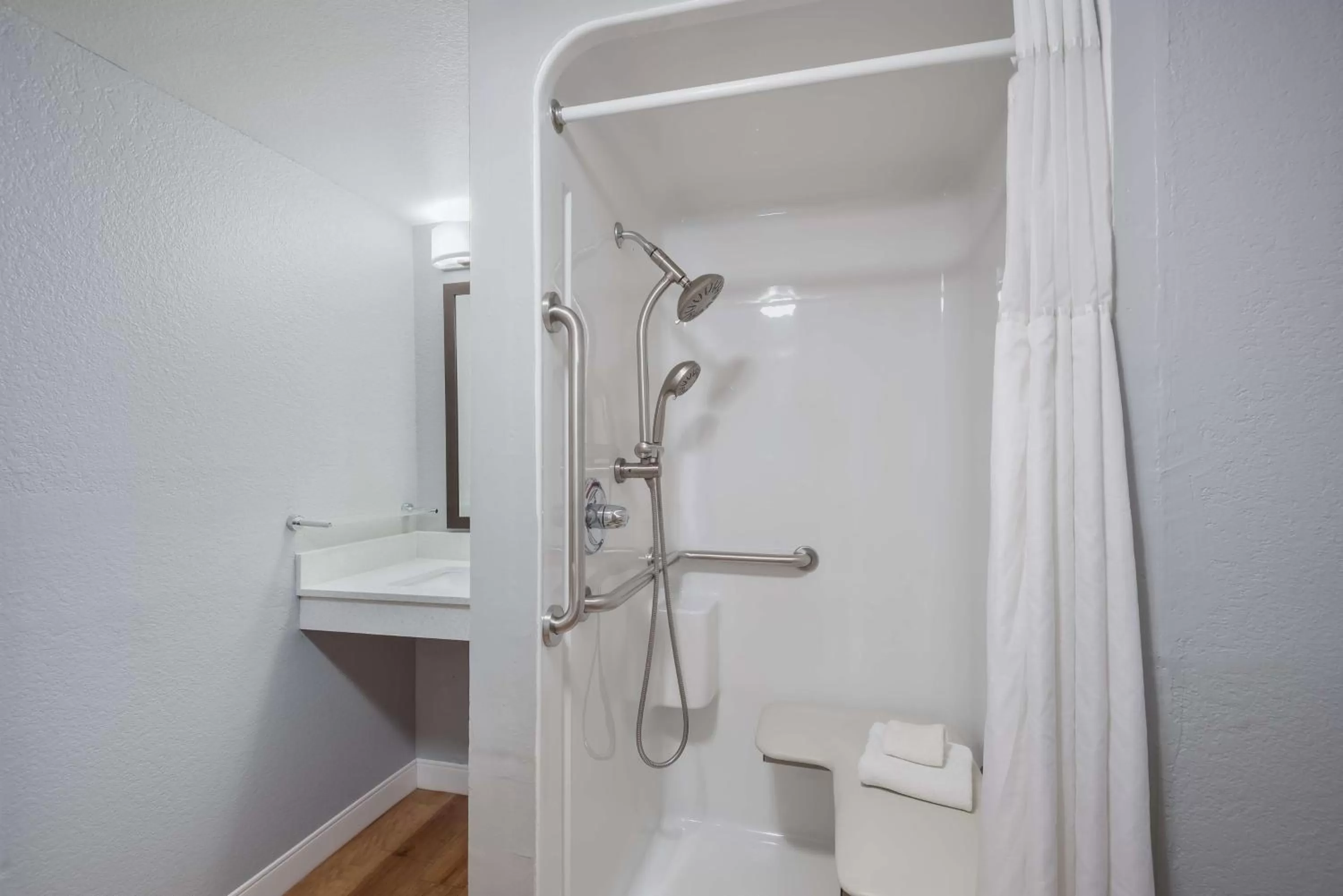 Bathroom in Best Western Fort Wayne I-69 North