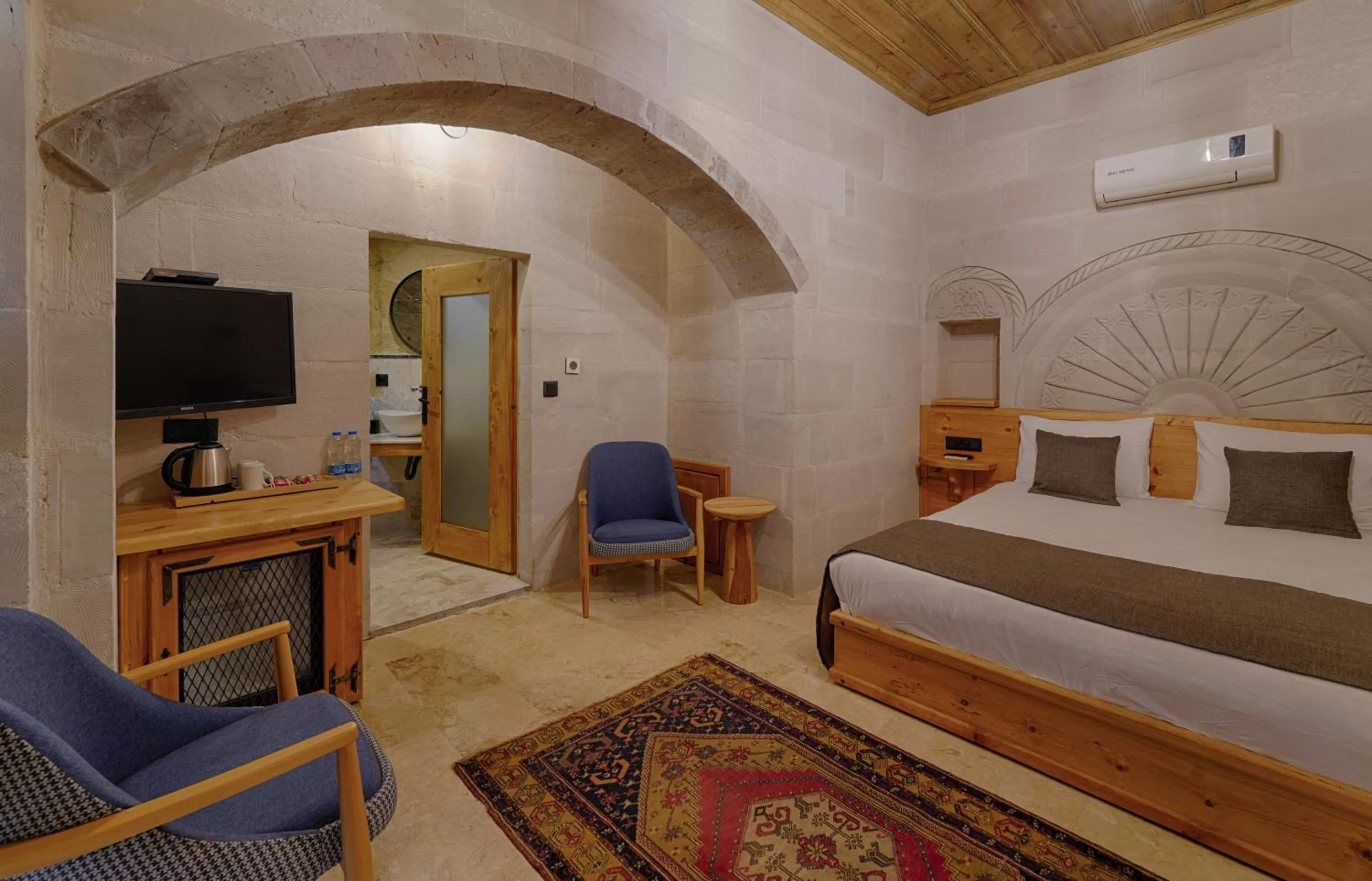 Photo of the whole room, Bed in Concept Cave House