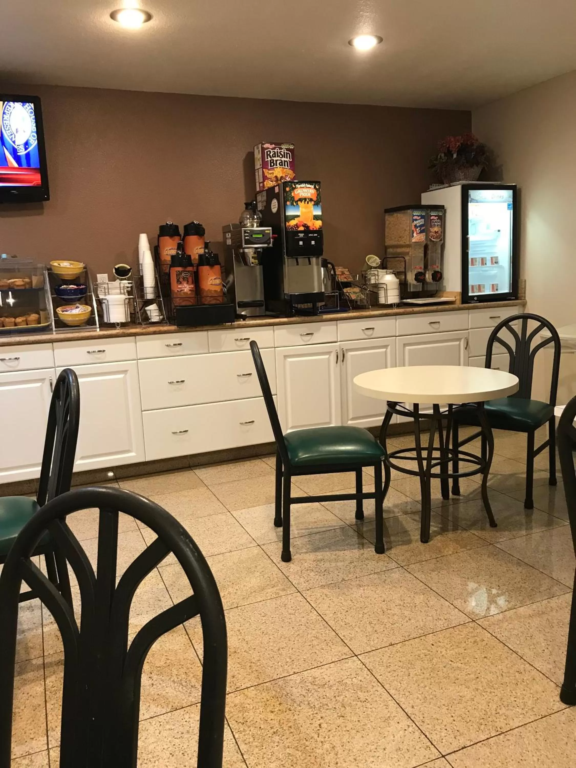 Continental breakfast in Days Inn by Wyndham Oceanside