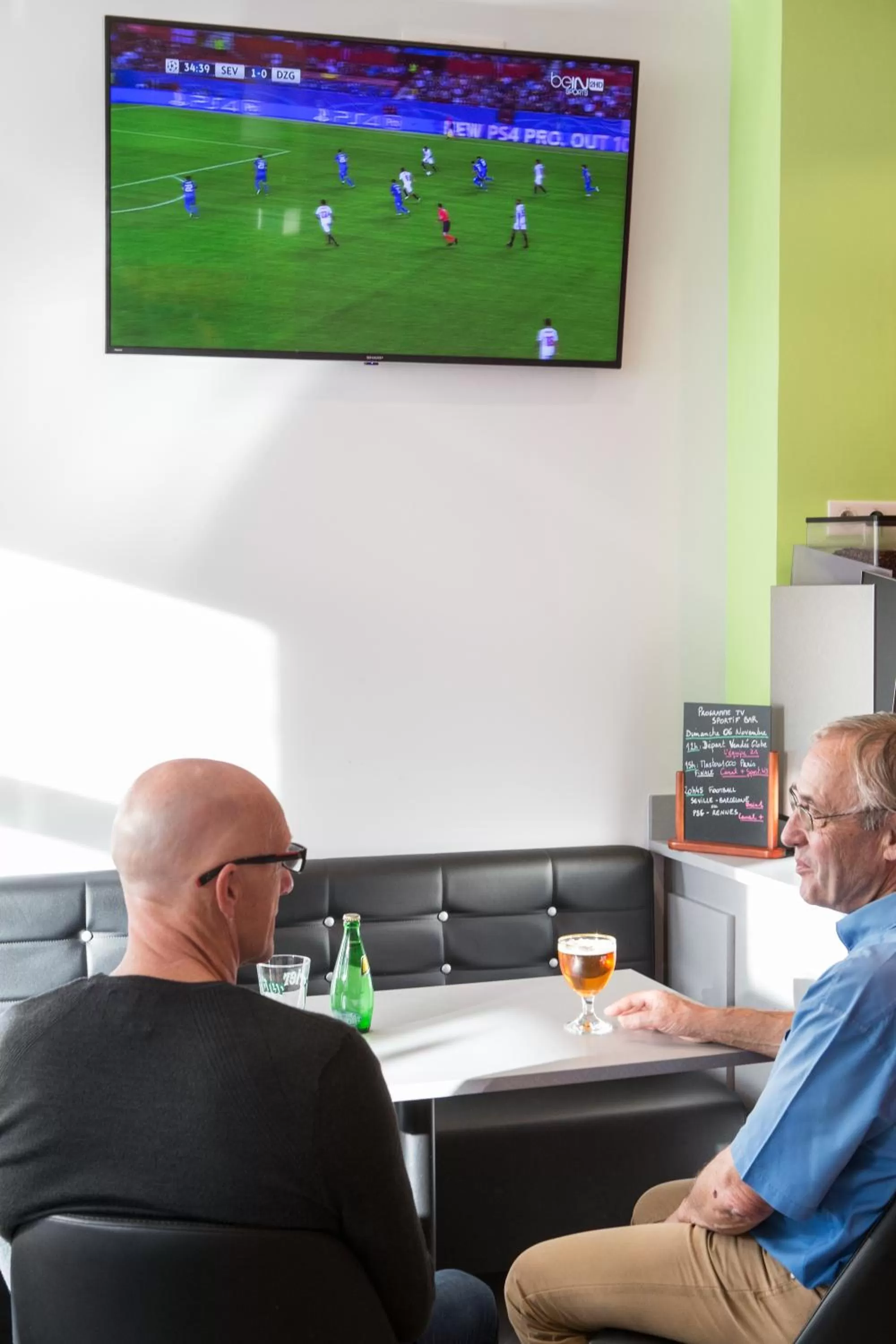 People in HOTEL DE PARIS MONTPARNASSE