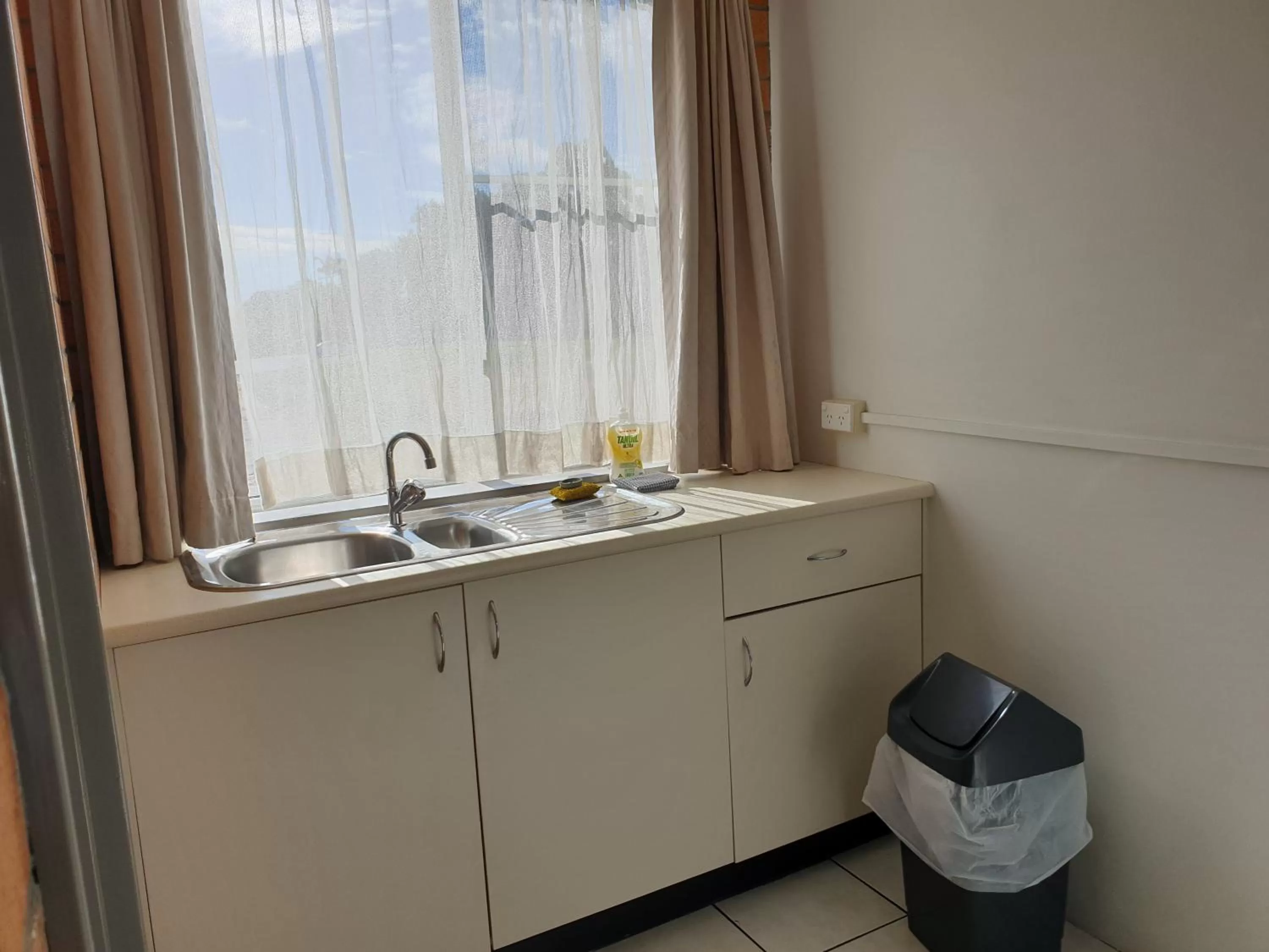 Kitchen or kitchenette in Park Drive Motel