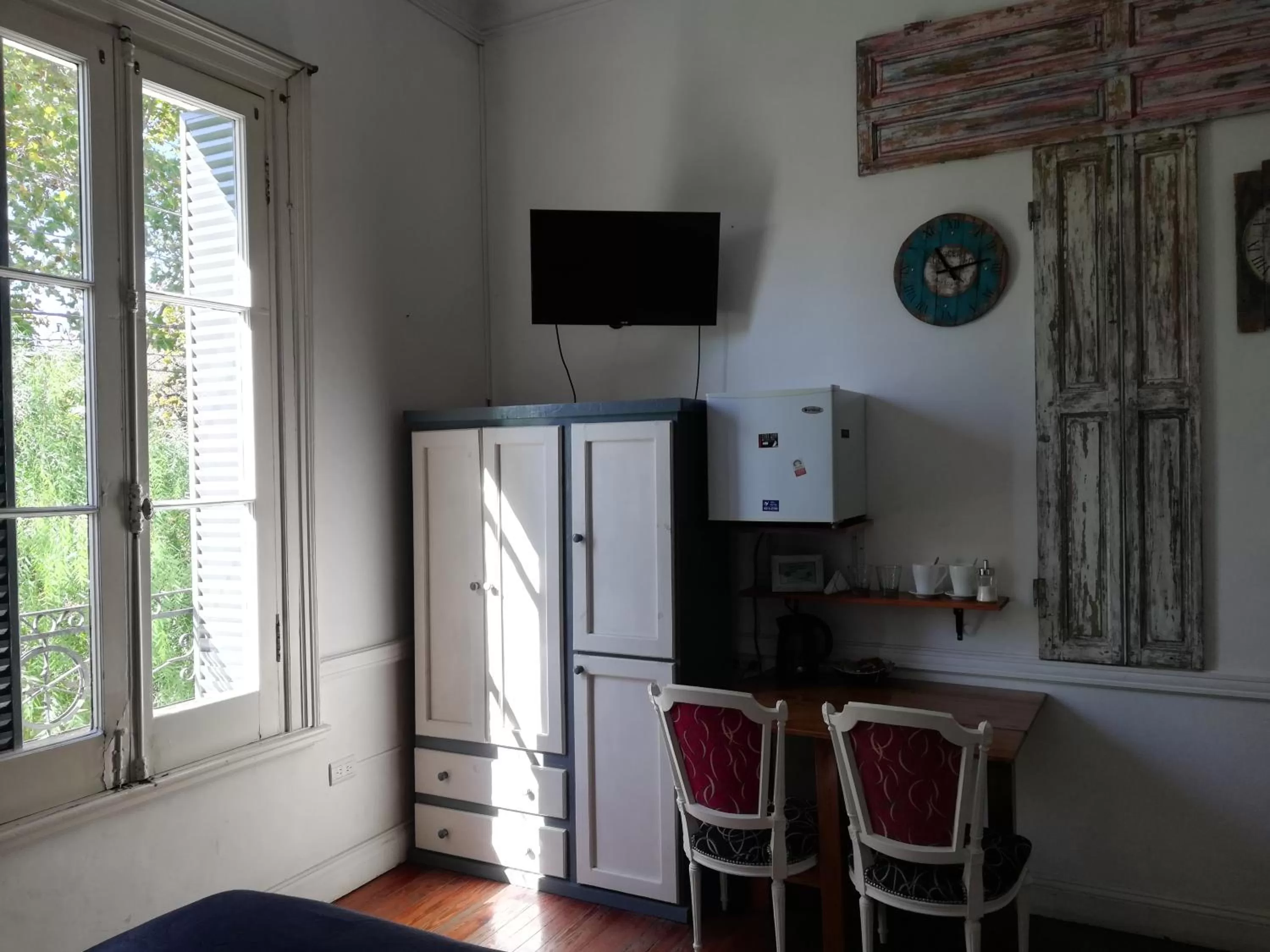 TV/Entertainment Center in Casablanca Boutique Hotel Adrogué