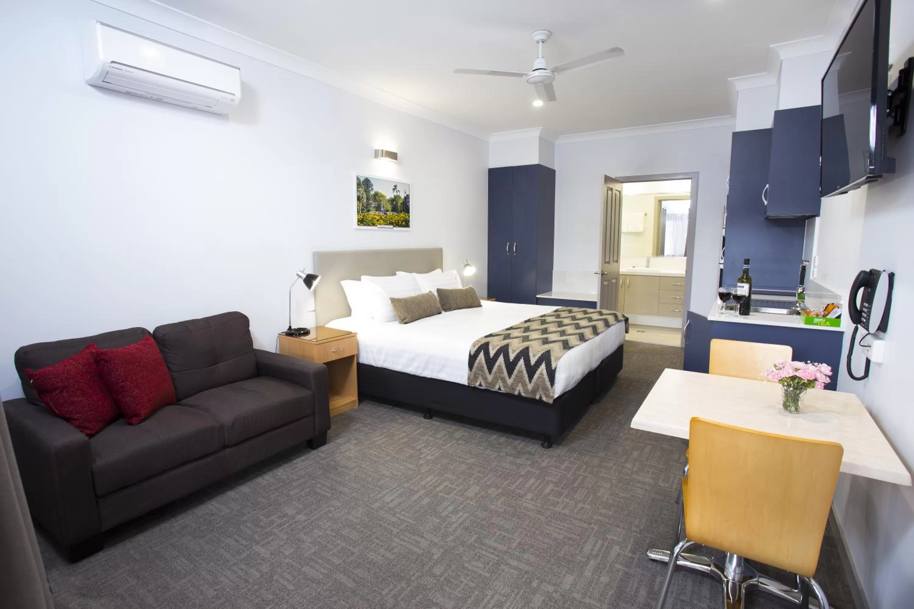 Living room, Bed in Altitude Motel Apartments