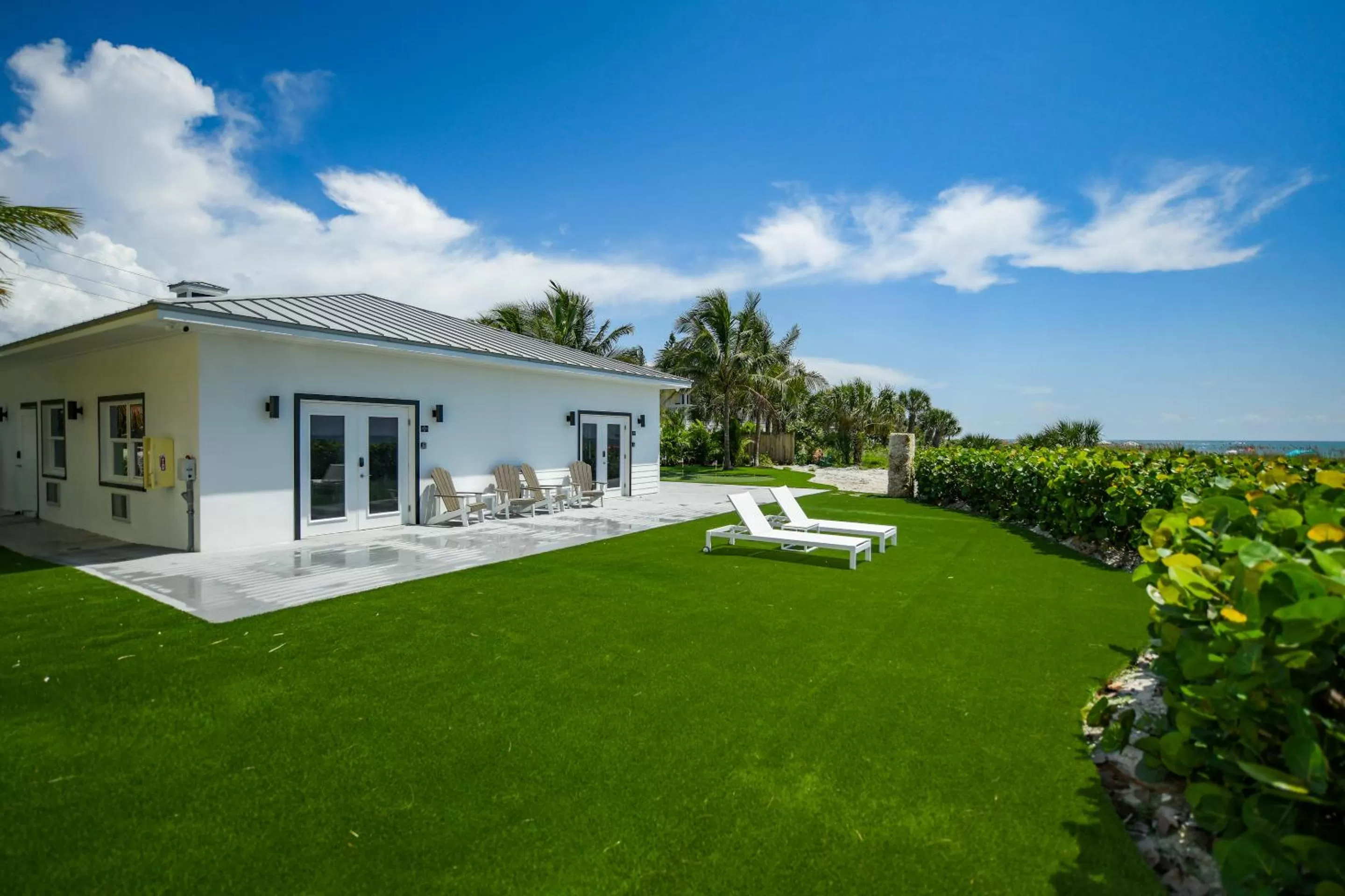 Property building in Casey Key Resorts - Beachfront