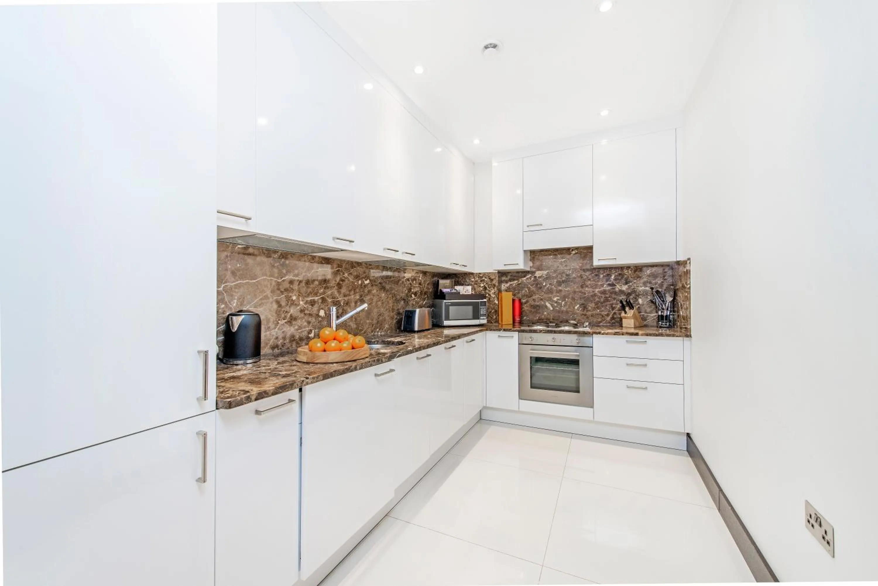 Kitchen or kitchenette in 130 Queen's Gate Apartments
