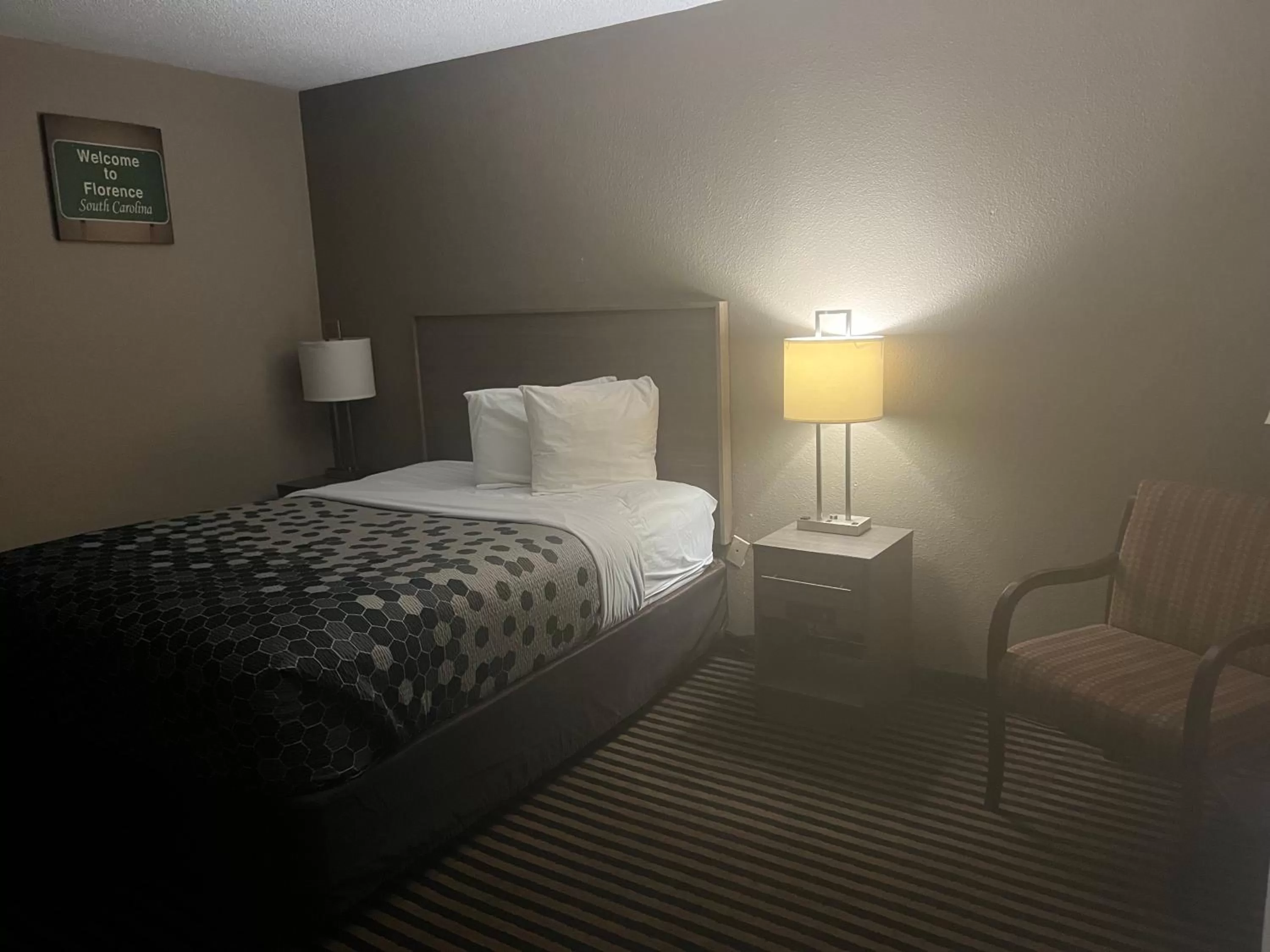 Bed in Econo Lodge Florence - Darlington