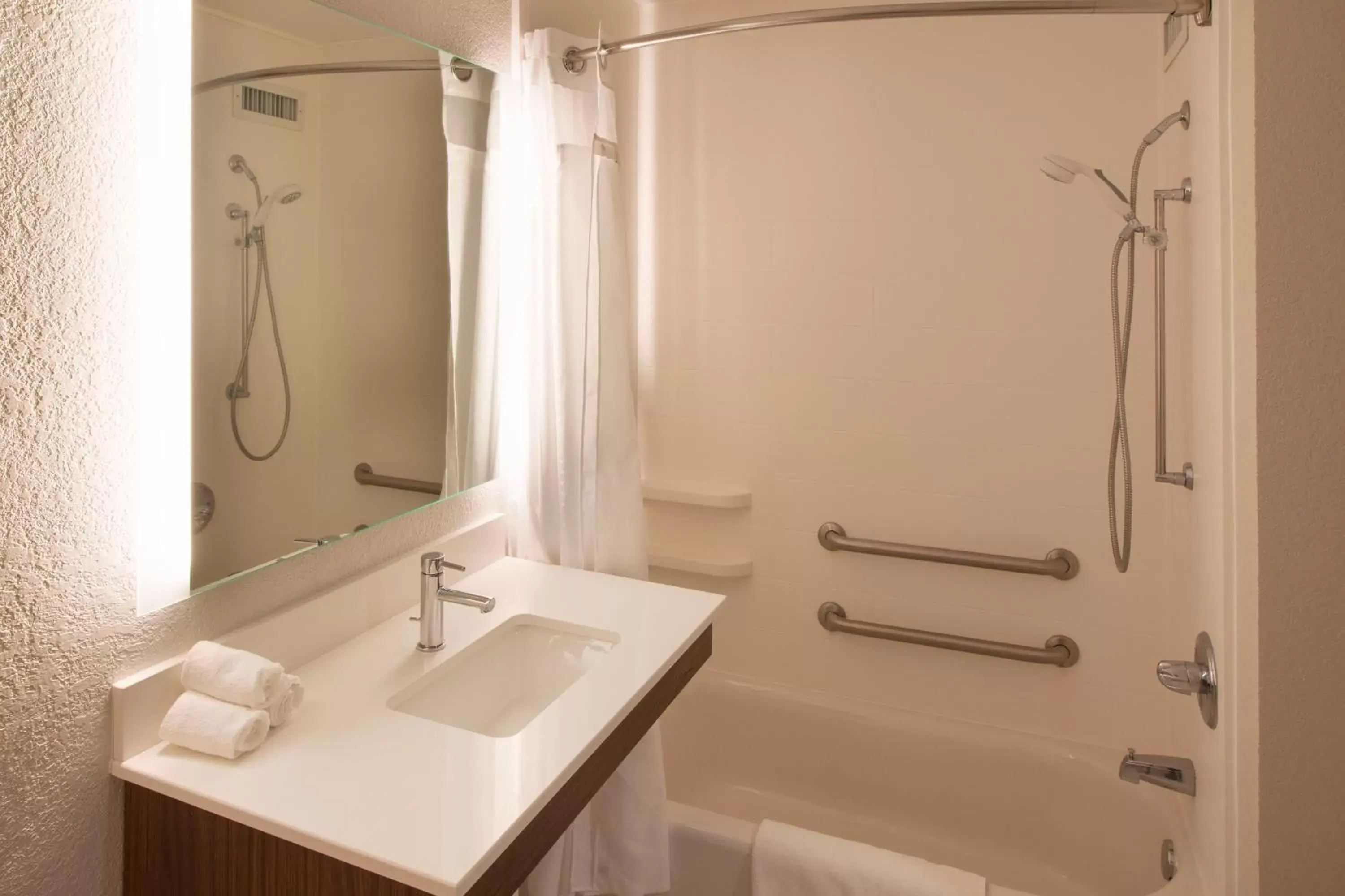 King Room - Mobility Access Tub/Non-Smoking in Holiday Inn Express & Suites - Worthington, an IHG Hotel King Room - Mobility Access Tub/Non-Smoking in Holiday Inn Express & Suites - Worthington, an IHG Hotel