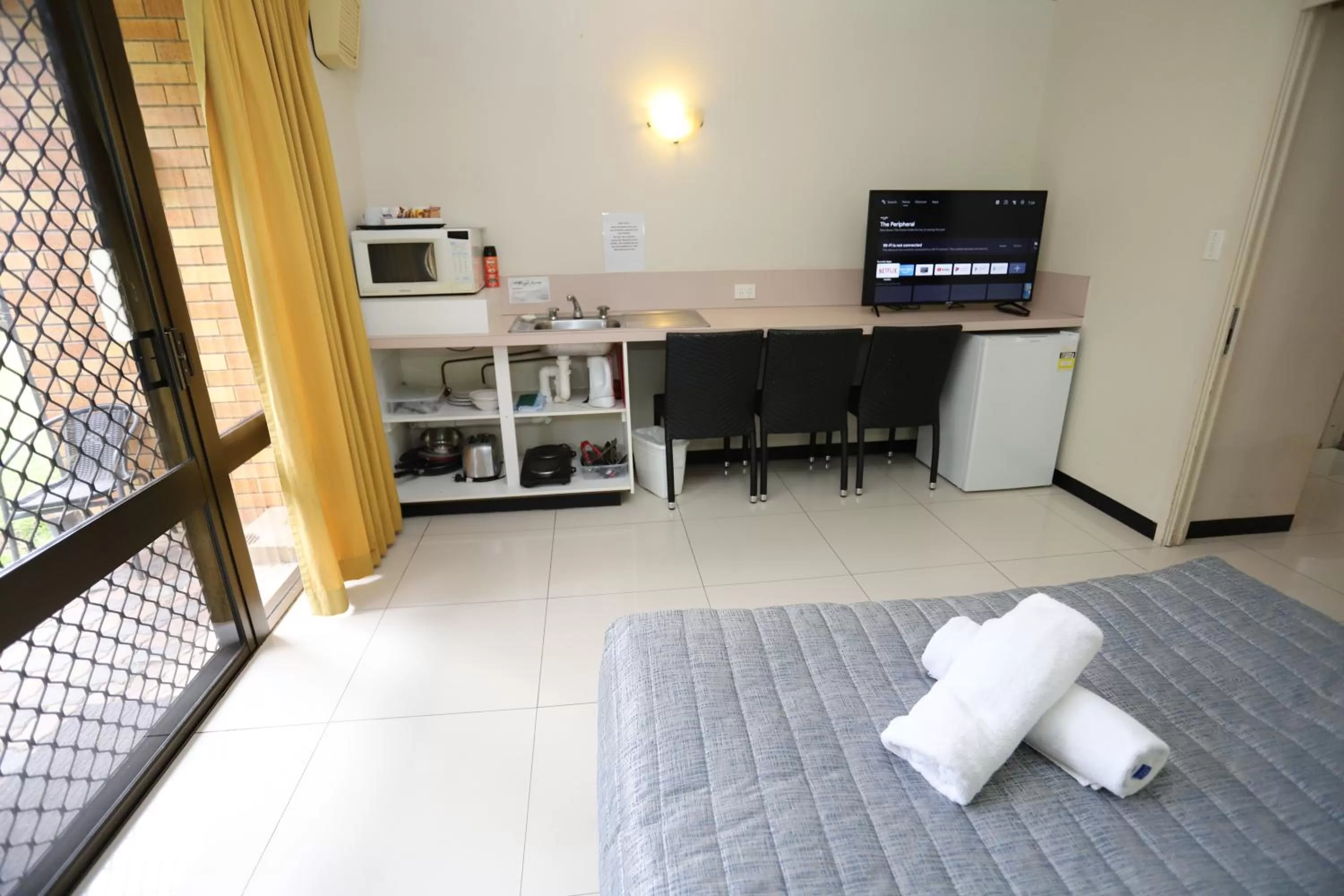 Kitchen or kitchenette, Bed in Miners Lodge Motor Inn