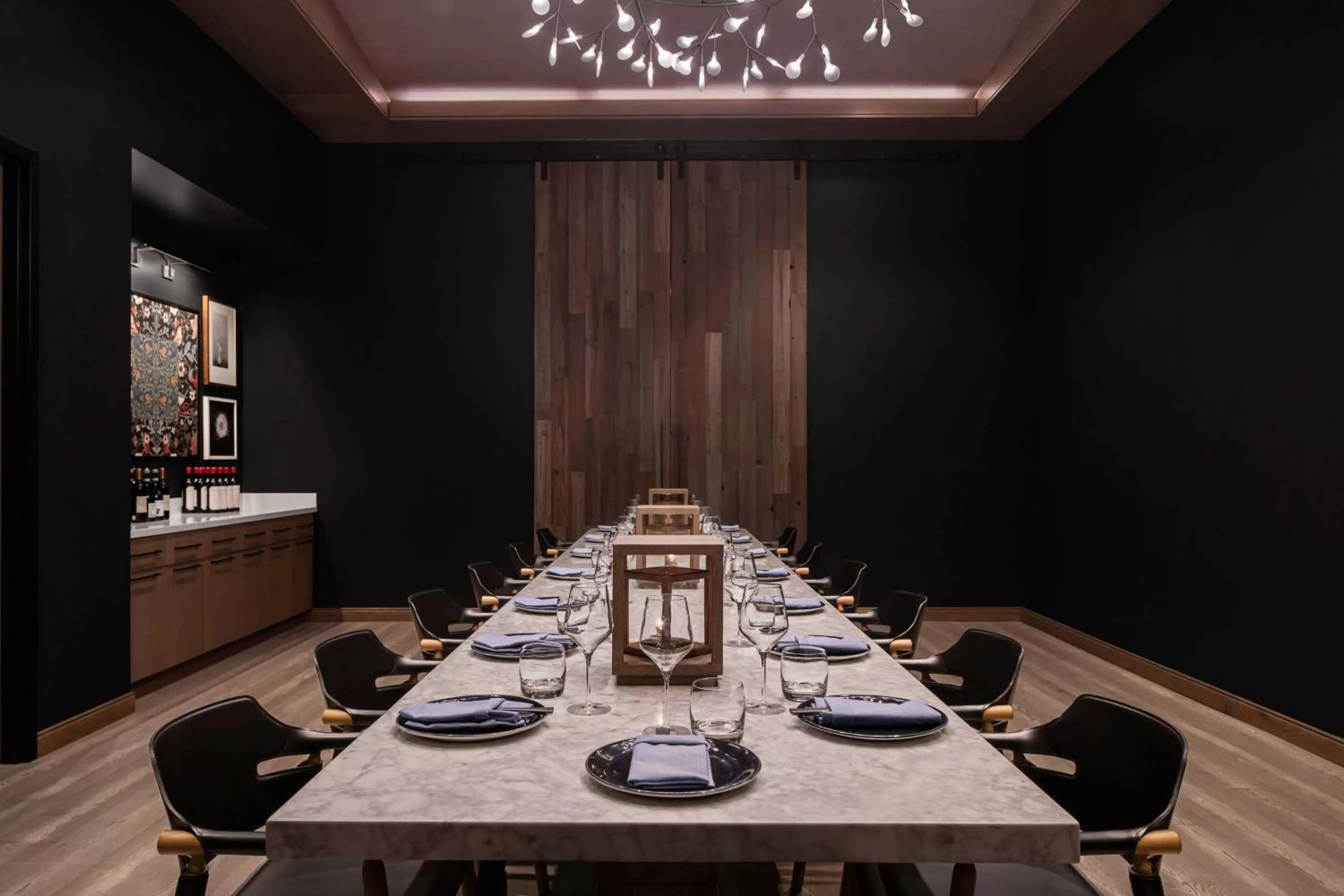 Restaurant/places to eat in Renaissance Milwaukee West Hotel