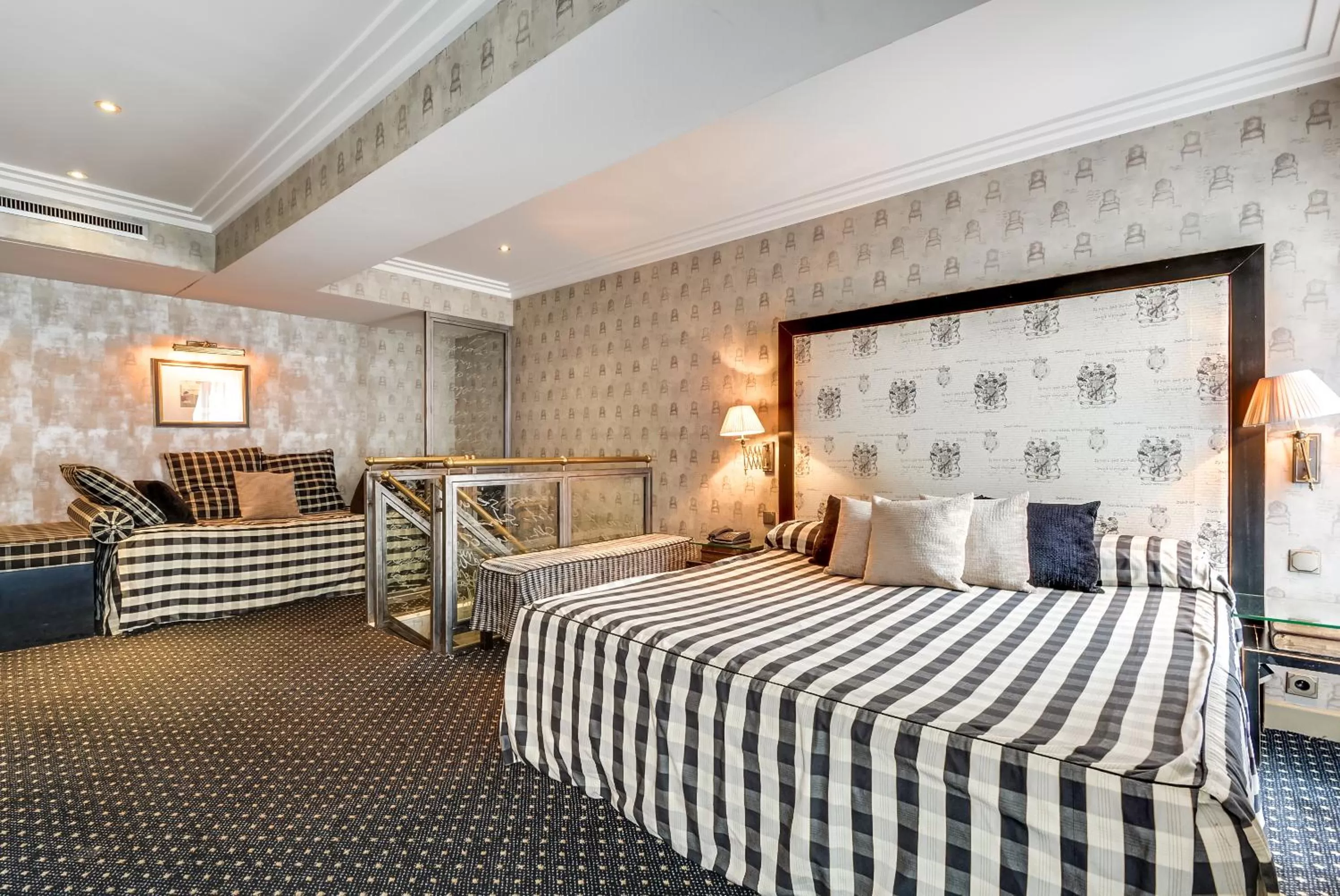 Photo of the whole room, Bed in Villa Lutèce Port Royal