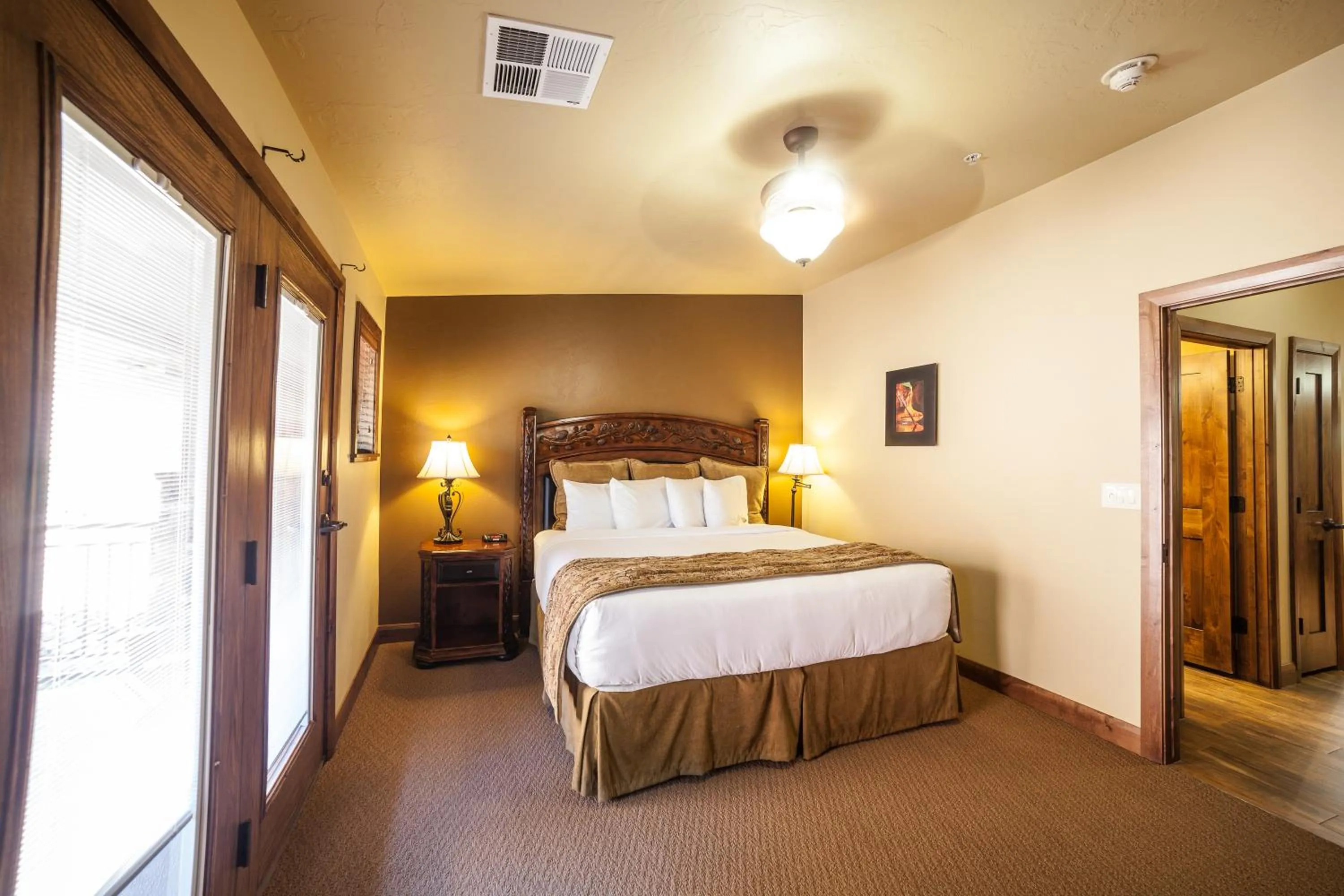 Bed in Cable Mountain Lodge