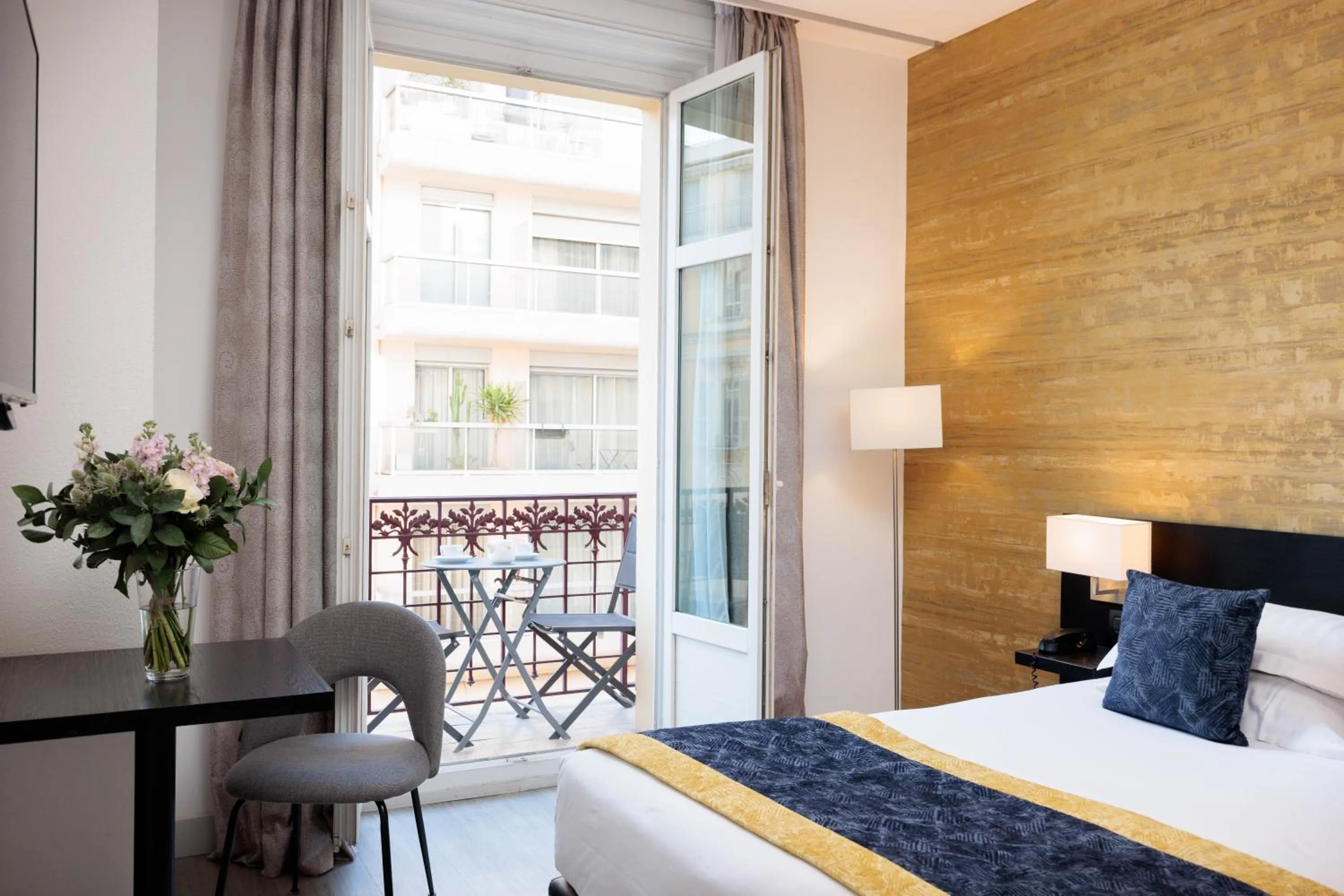 Bed in Best Western Plus Hôtel Massena Nice