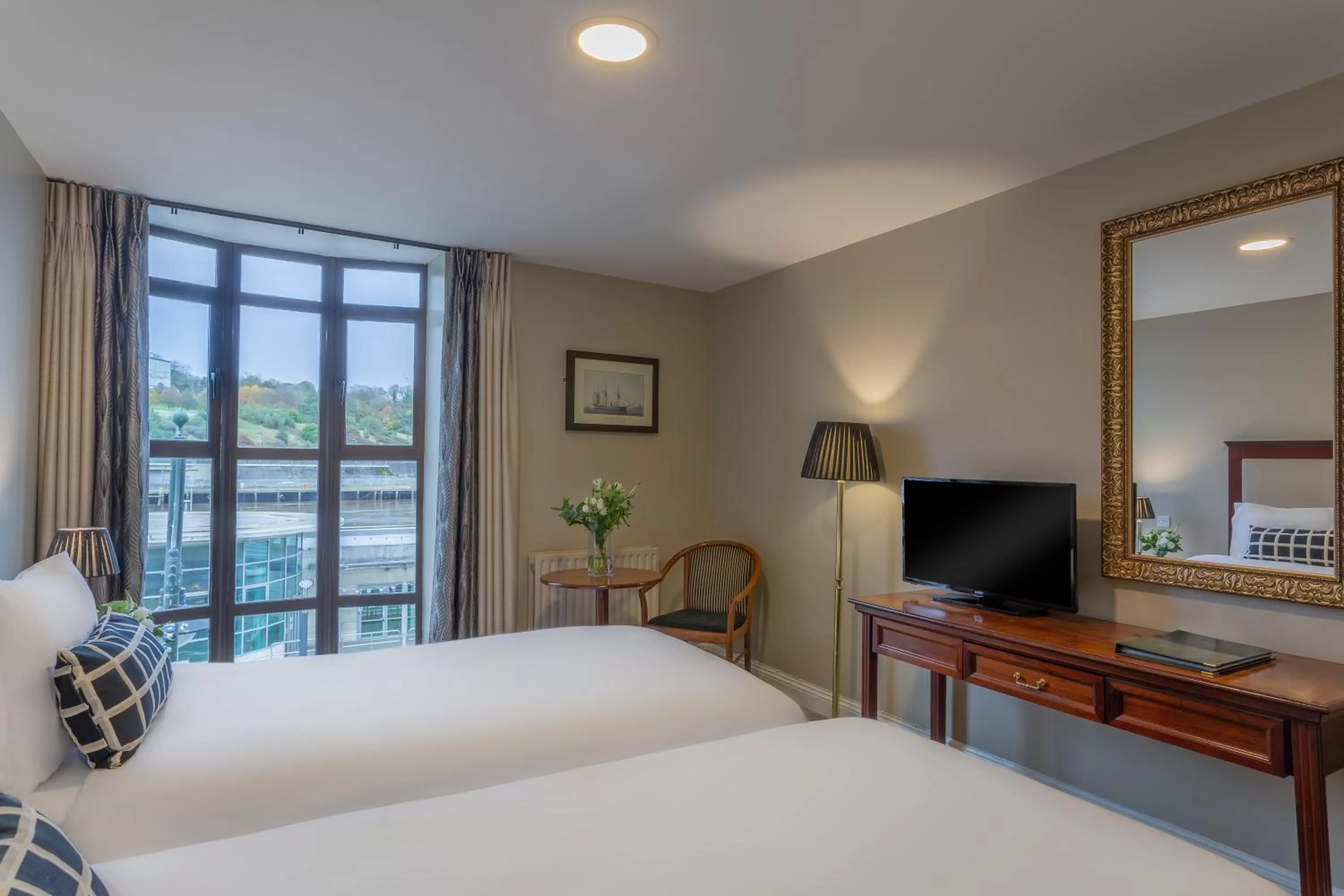 Photo of the whole room, Bed in Dooley's Hotel