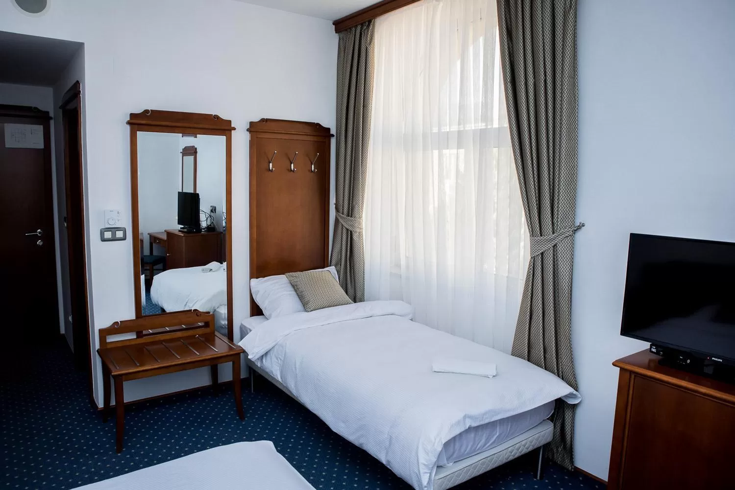 Communal lounge/ TV room, Bed in Hotel Hum