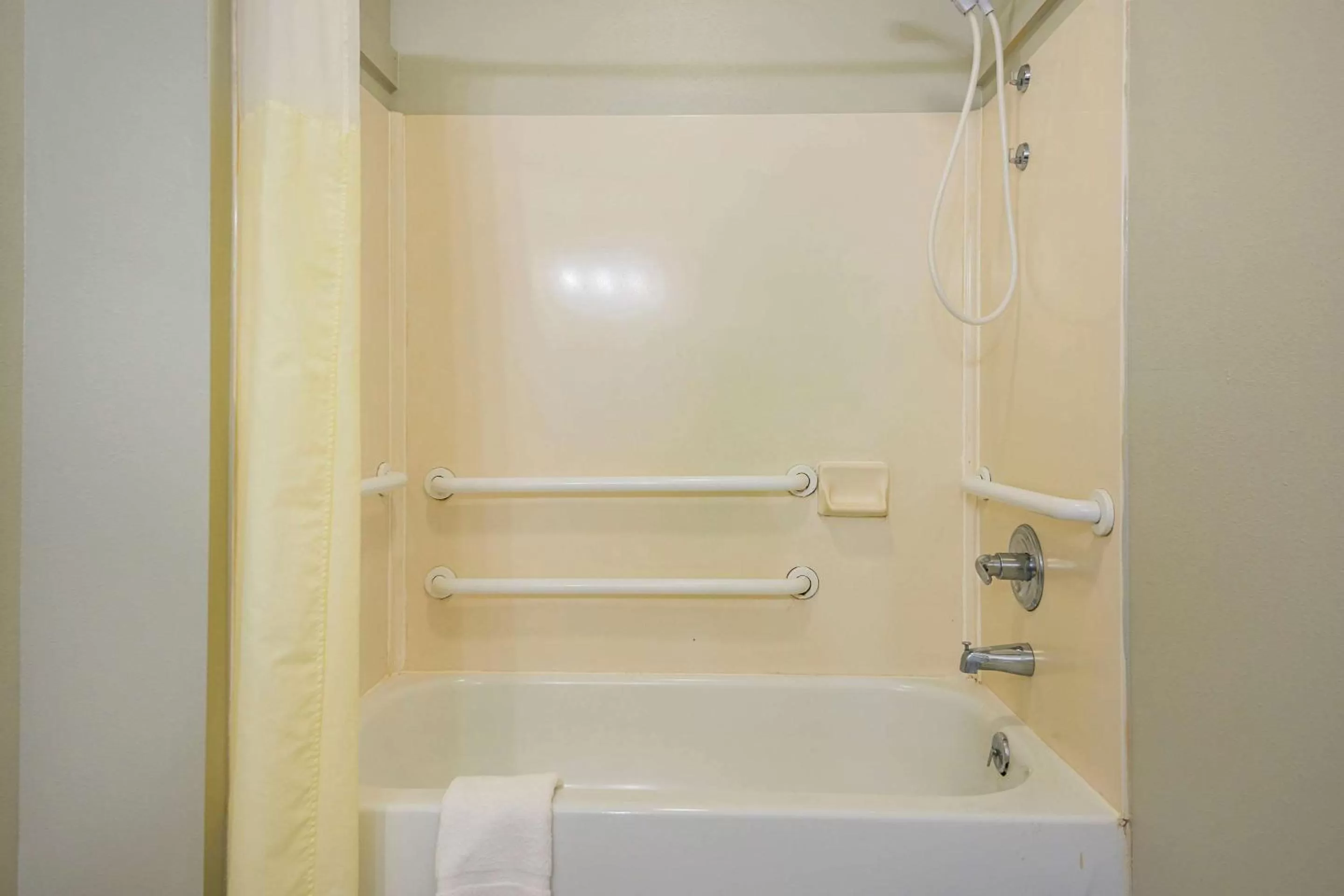 Bathroom in Quality Inn DeRidder