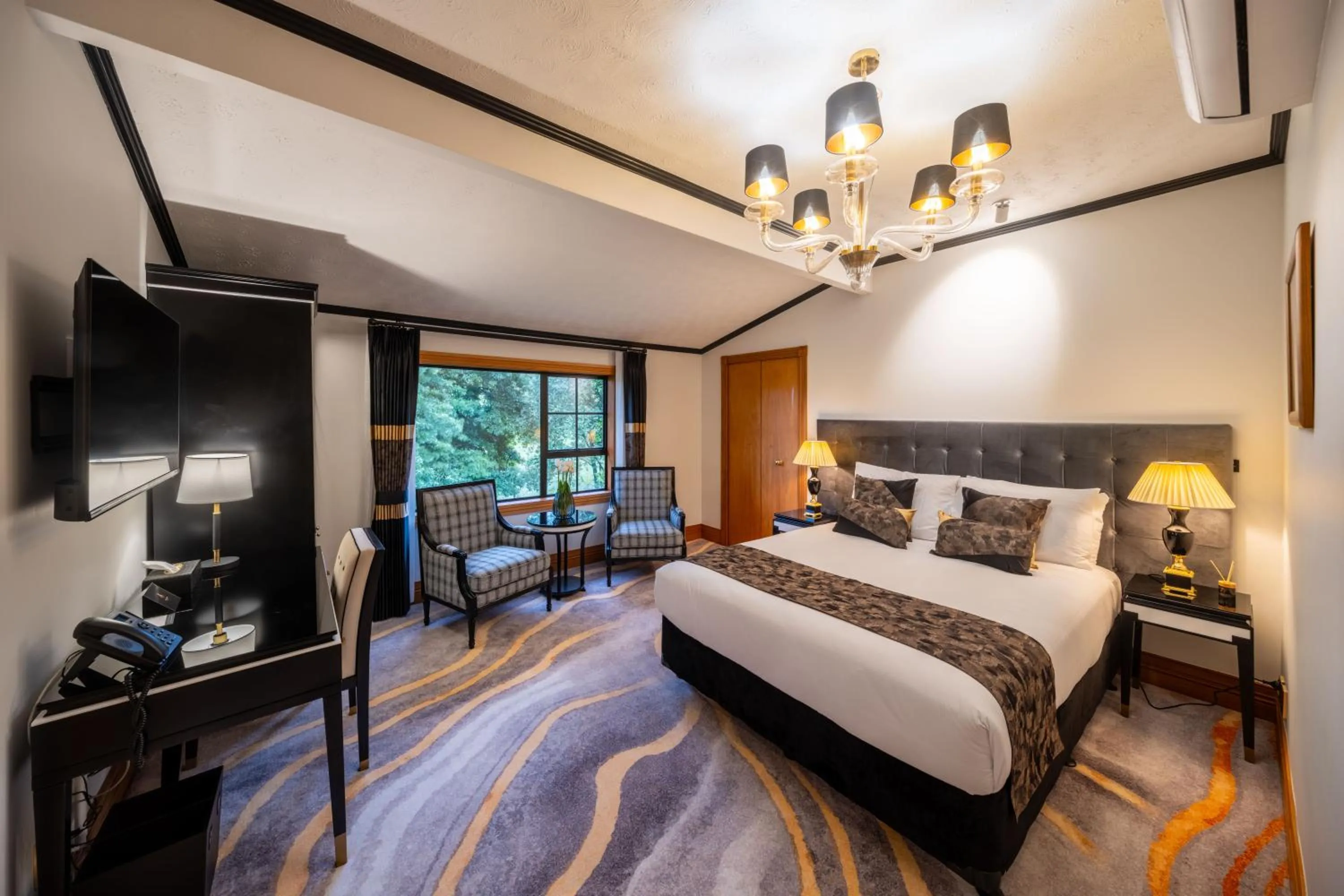 Photo of the whole room, Bed in Hana Lodge