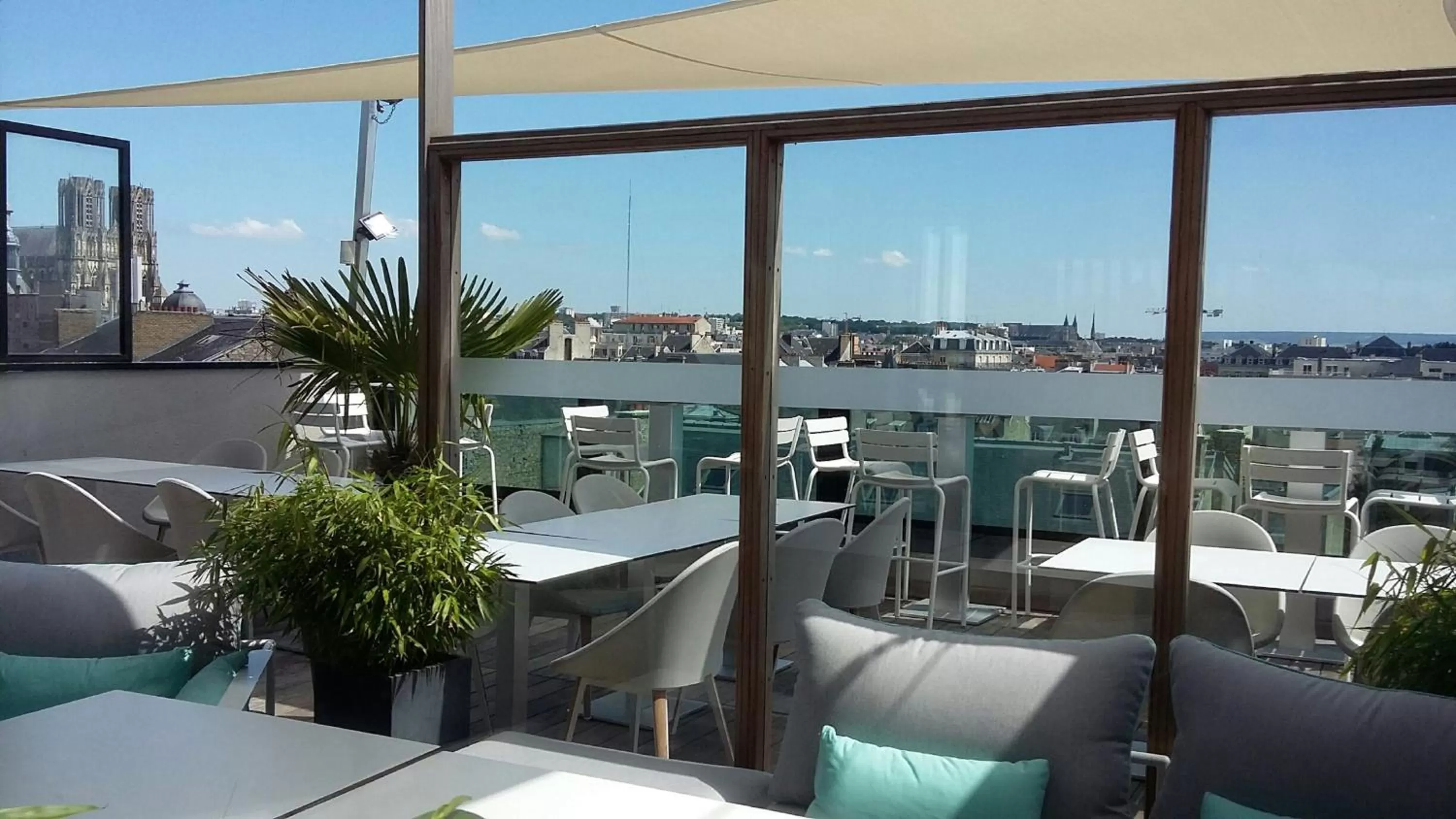 Restaurant/places to eat in Holiday Inn Reims Centre by IHG