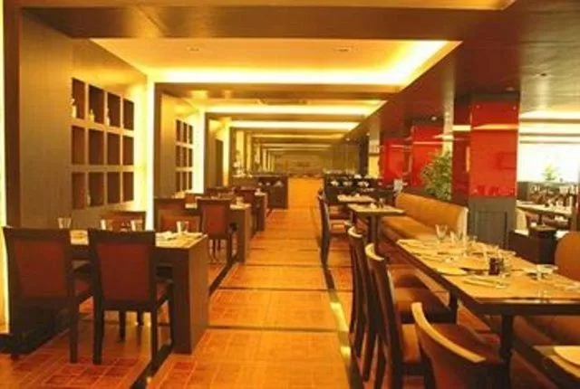 Restaurant/Places to Eat in Hotel Claresta