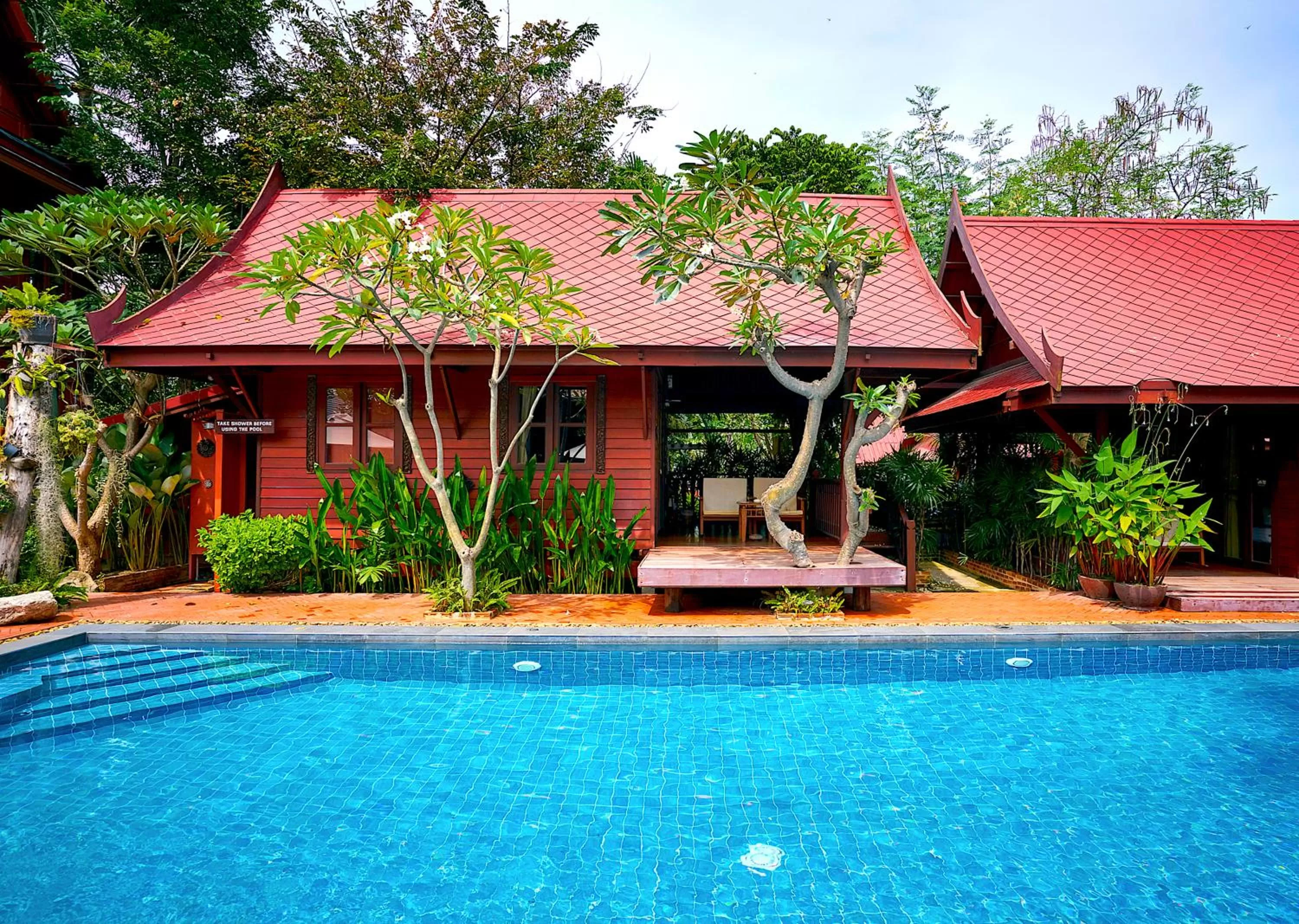 Swimming pool in Ruenkanok Thaihouse Resort