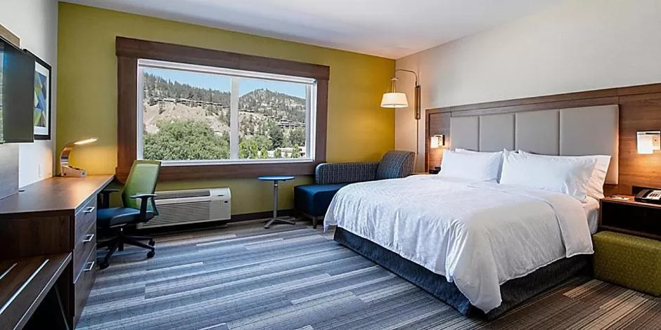 Guests, Bed in Holiday Inn Express & Suites - Brandon by IHG